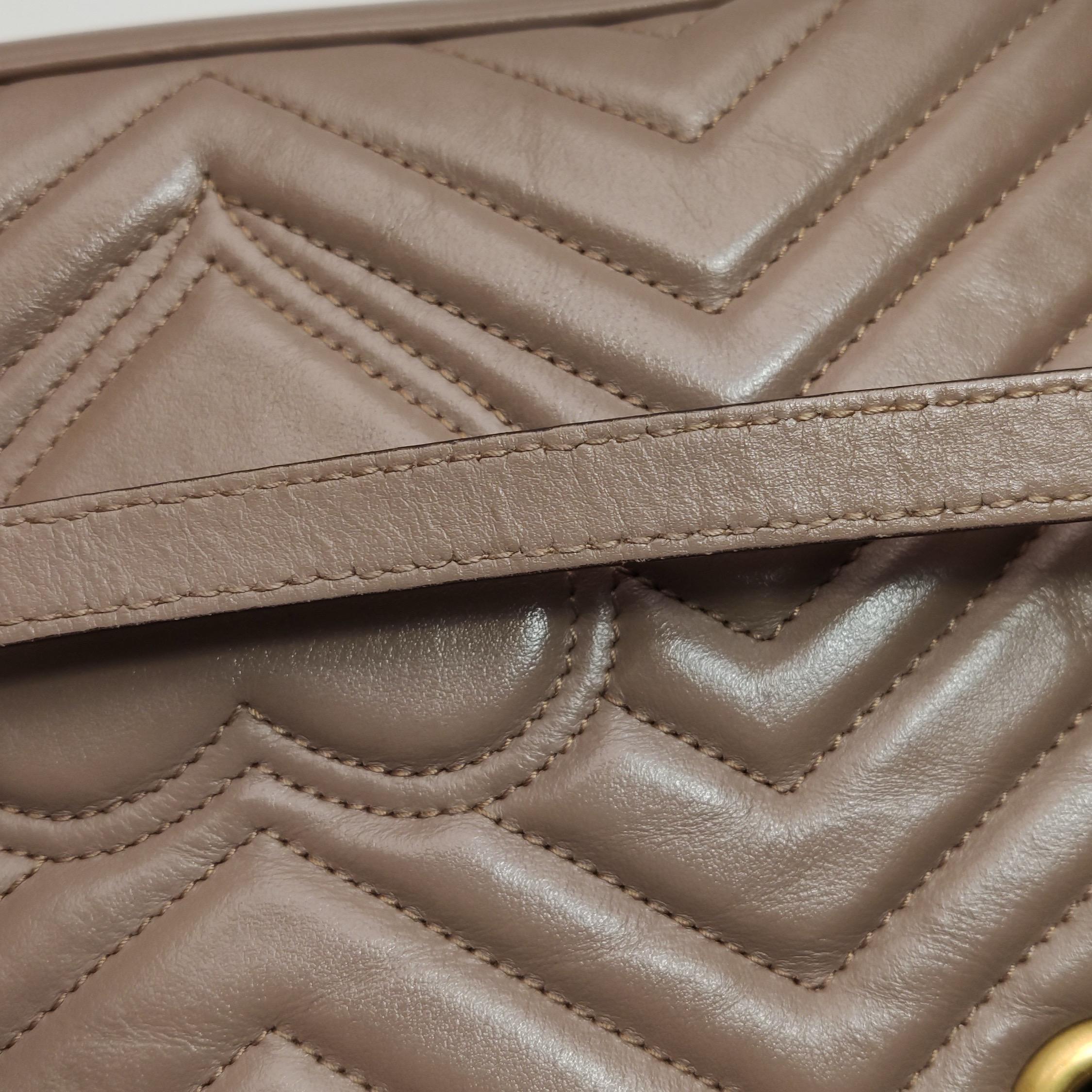 Gucci Marmont Small Flap Borsa in pelle di vitello beige Hardware oro in vendita 6
