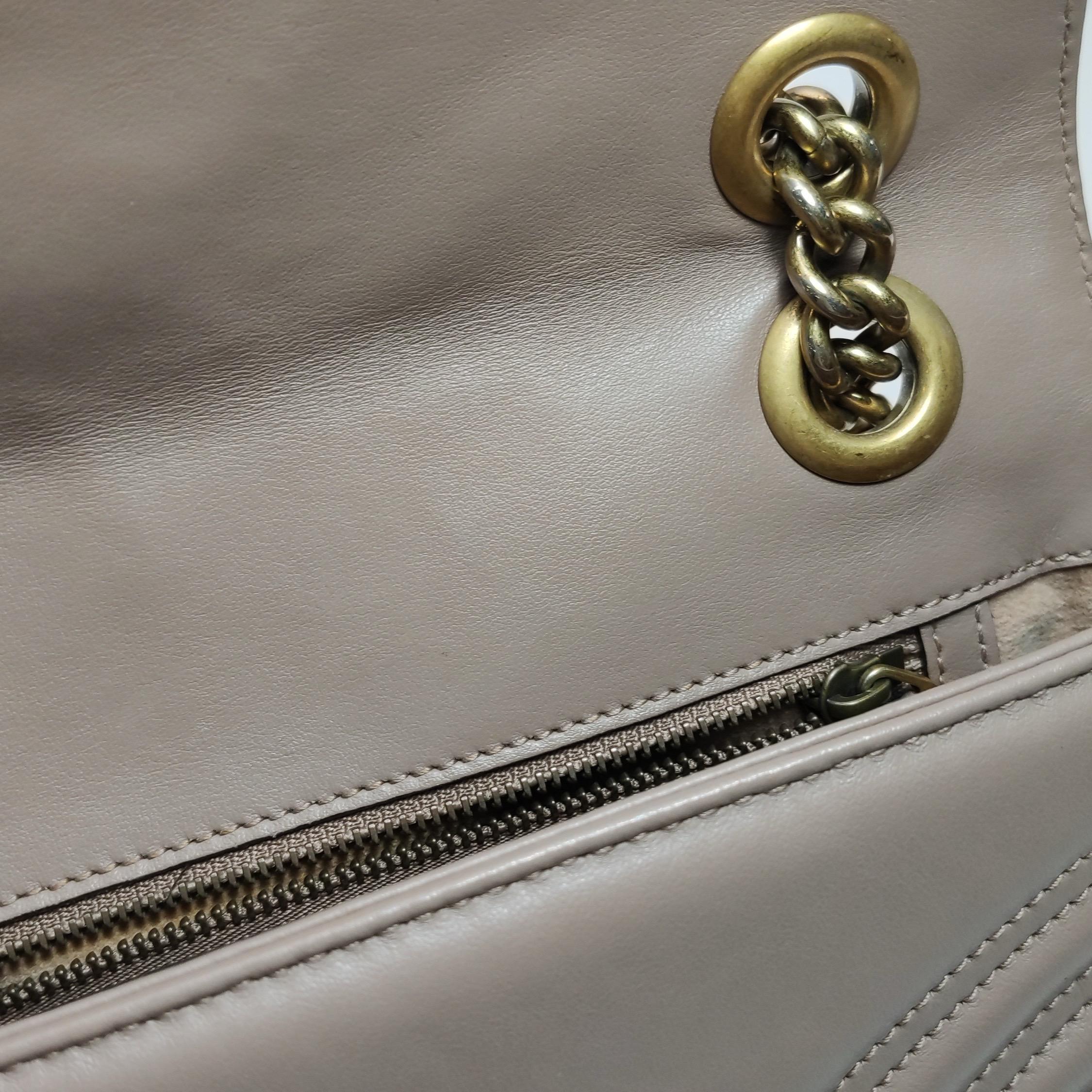 Gucci Marmont Small Flap Borsa in pelle di vitello beige Hardware oro in vendita 7