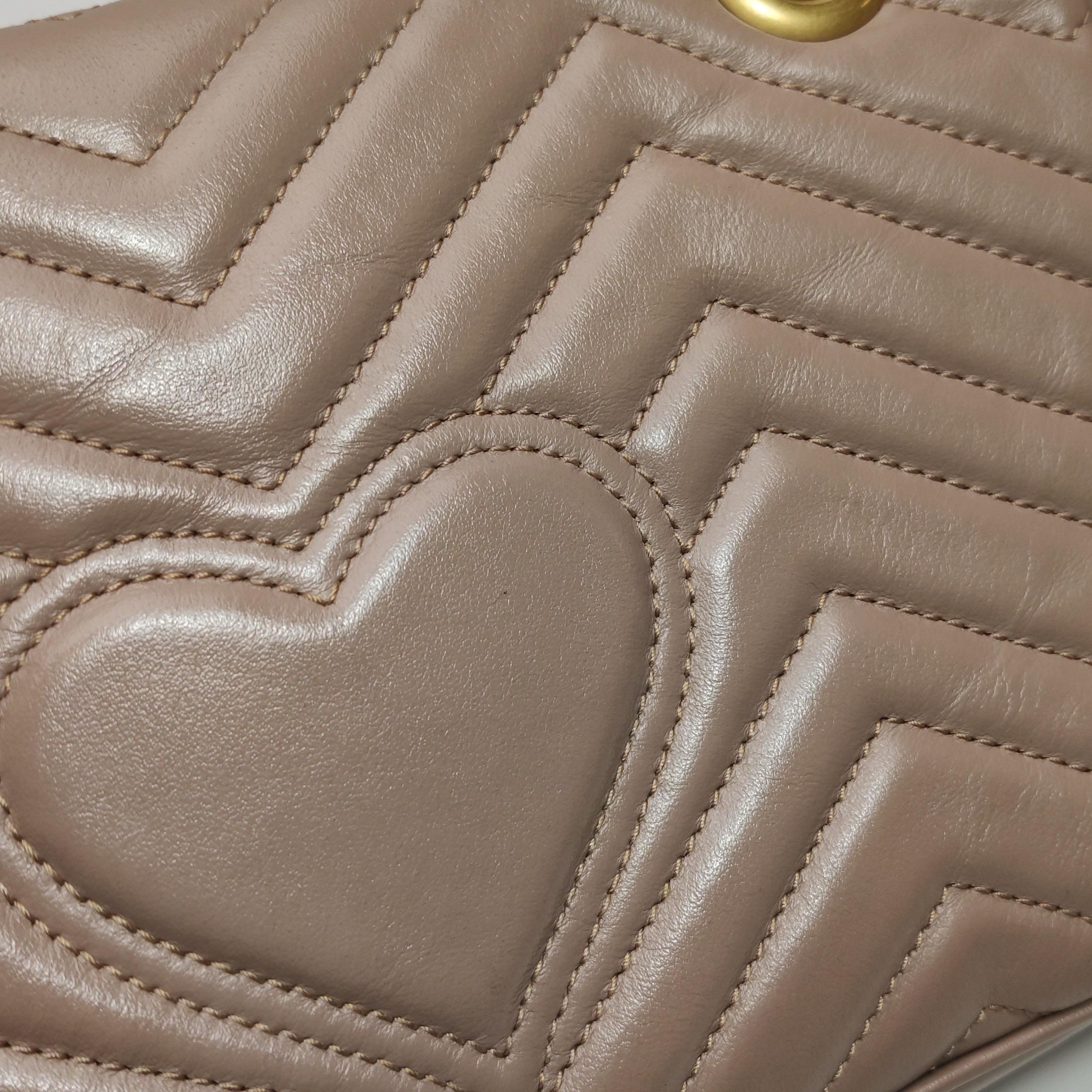 Gucci Marmont Small Flap Borsa in pelle di vitello beige Hardware oro in vendita 8