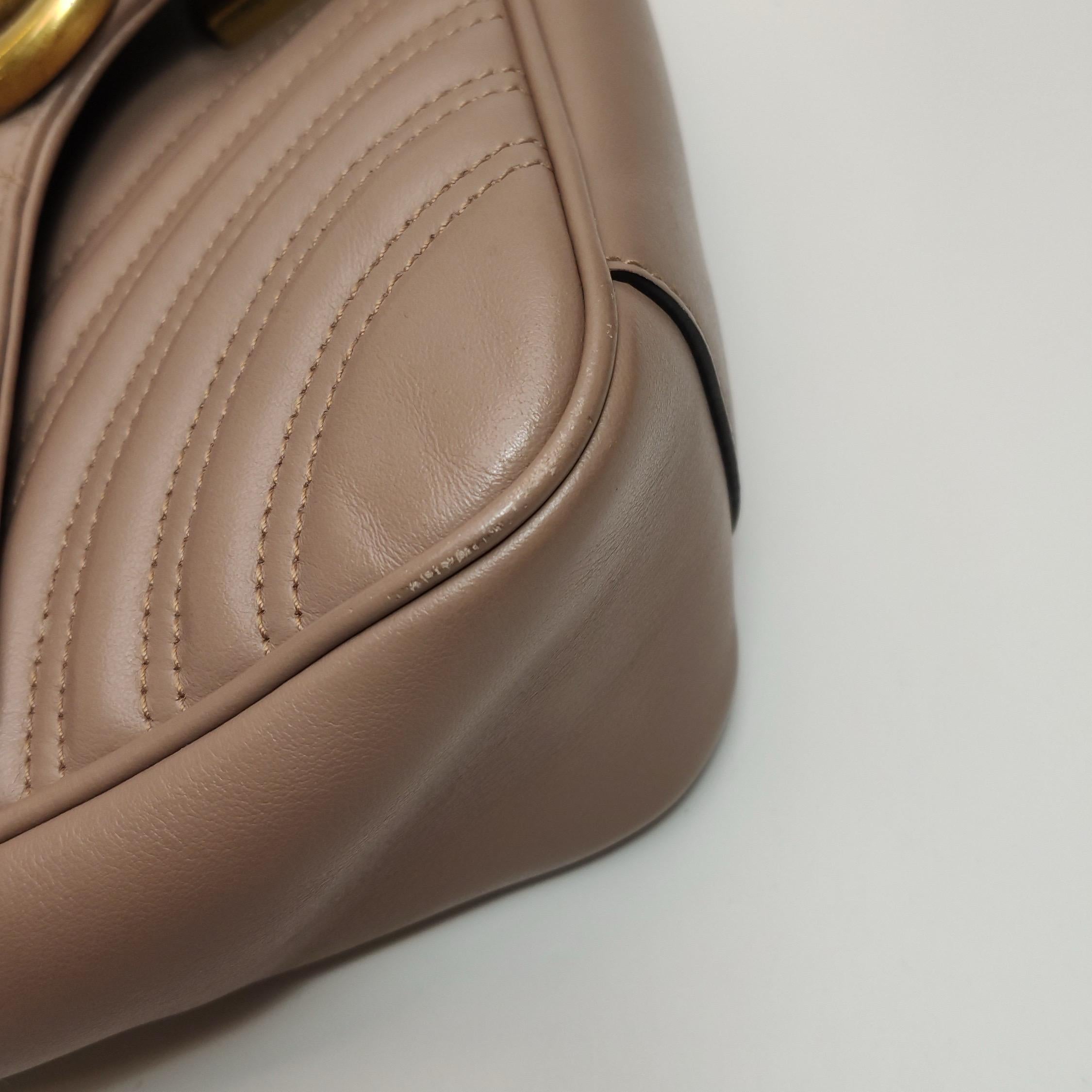 Gucci Marmont Small Flap Borsa in pelle di vitello beige Hardware oro in vendita 9