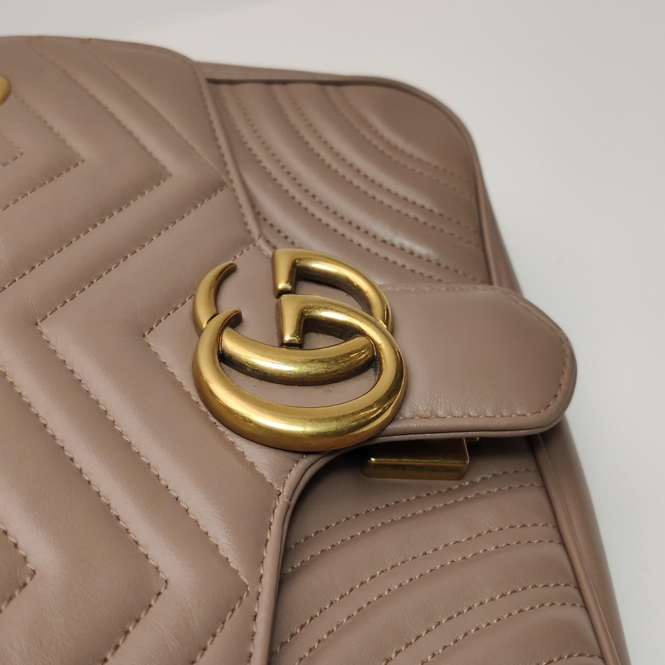 Gucci Marmont Small Flap Borsa in pelle di vitello beige Hardware oro in vendita 10