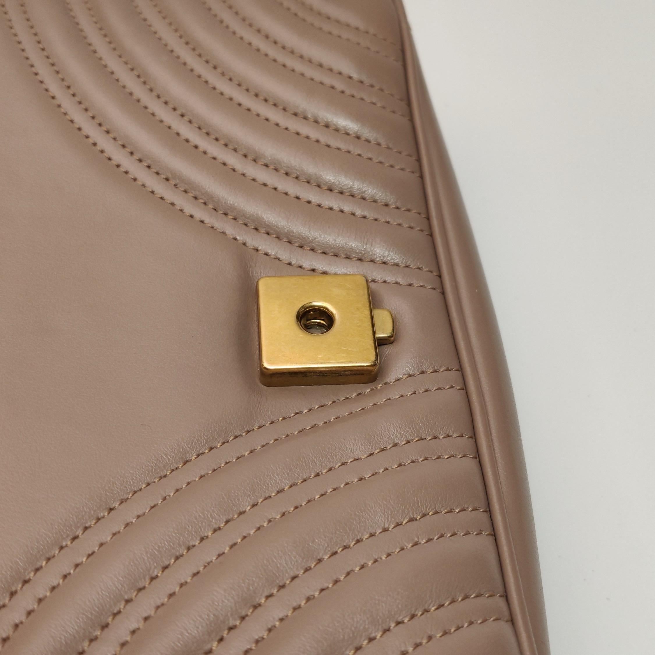 Gucci Marmont Small Flap Borsa in pelle di vitello beige Hardware oro in vendita 11