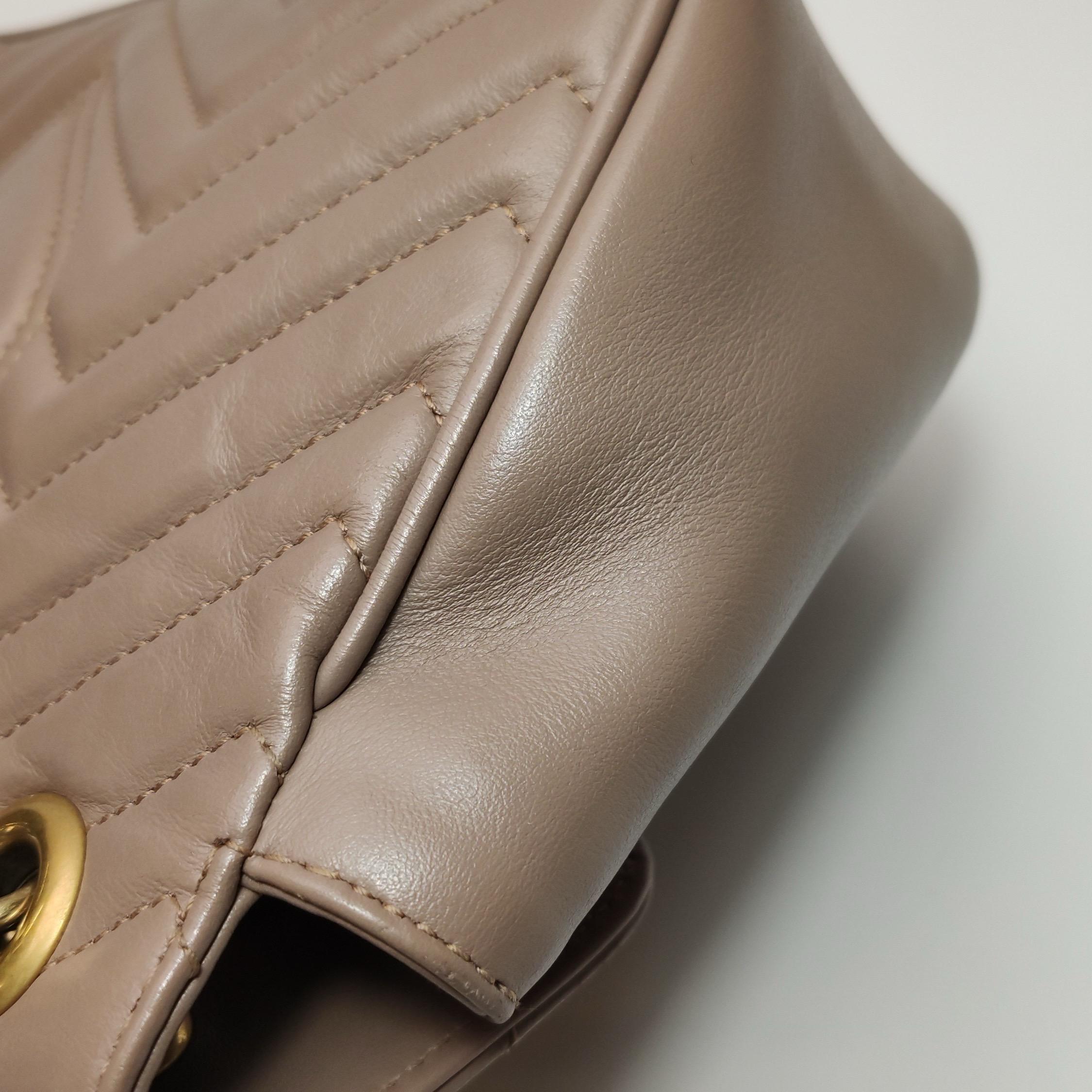 Gucci Marmont Small Flap Borsa in pelle di vitello beige Hardware oro in vendita 12