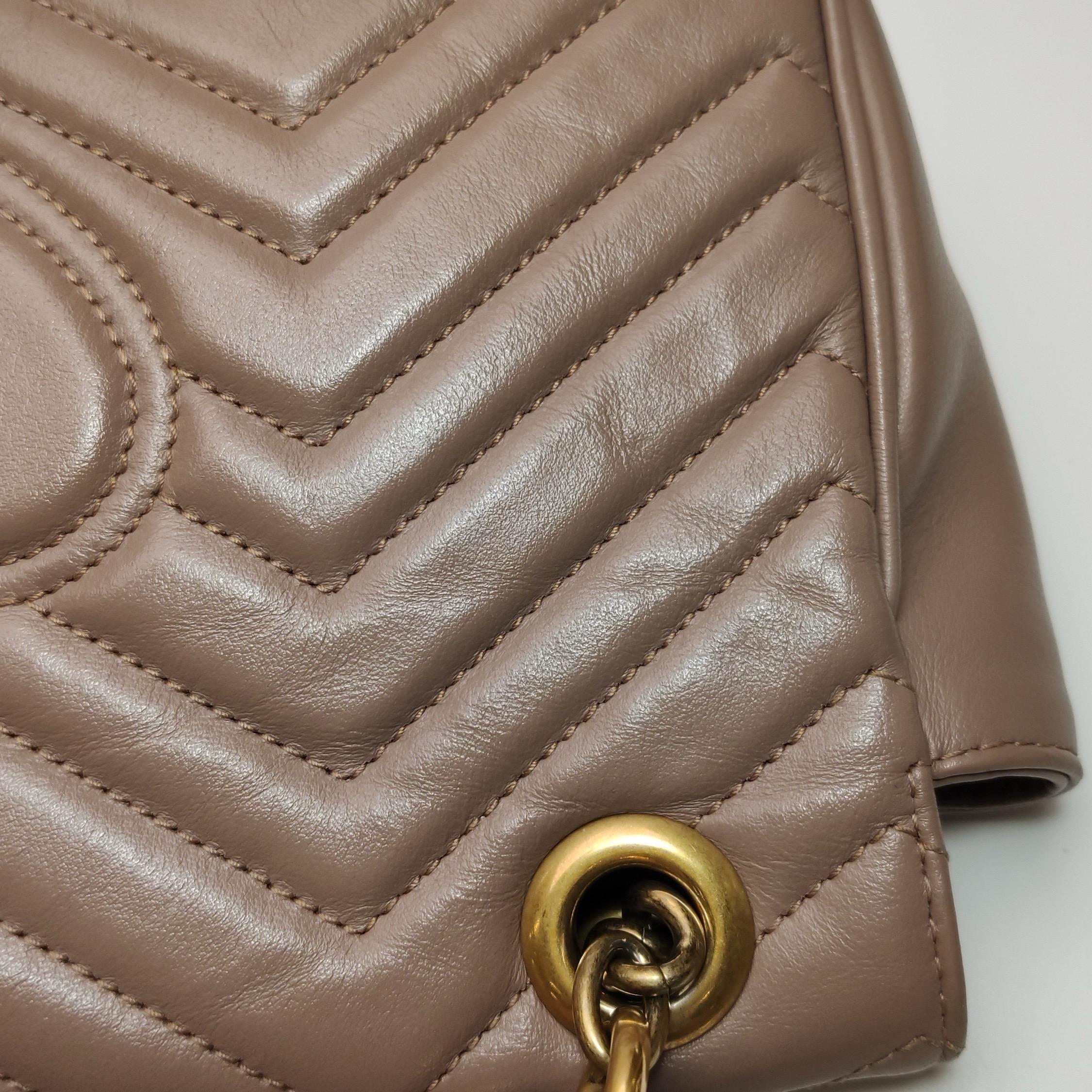 Gucci Marmont Small Flap Borsa in pelle di vitello beige Hardware oro in vendita 13