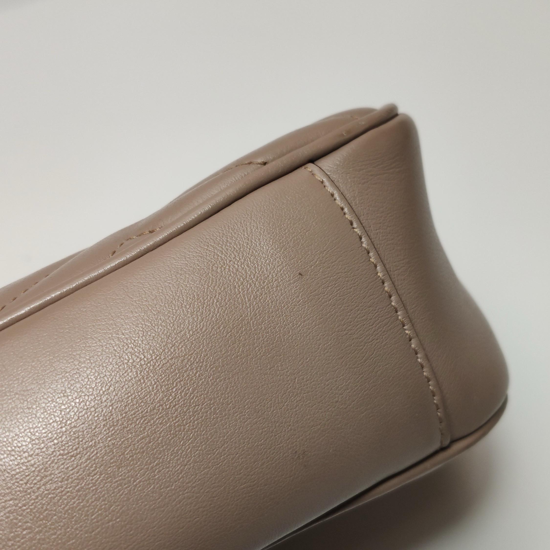 Gucci Marmont Small Flap Borsa in pelle di vitello beige Hardware oro in vendita 14