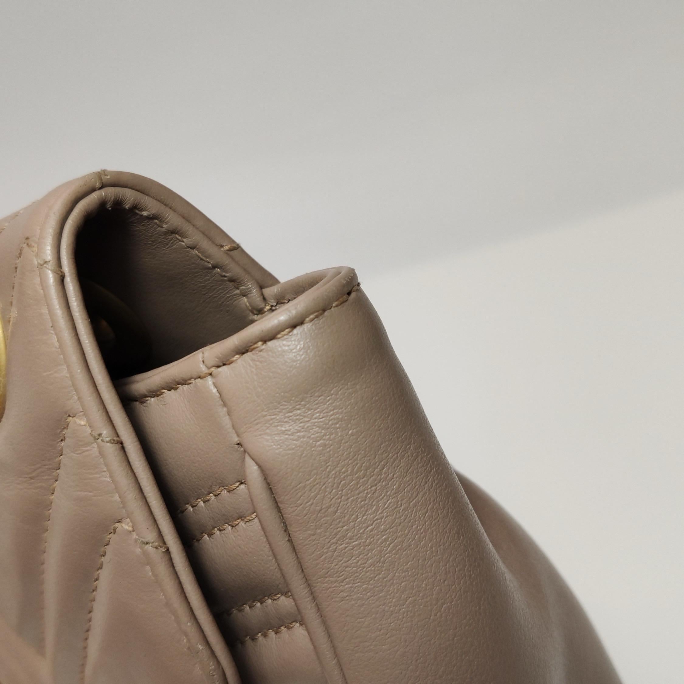 Gucci Marmont Small Flap Borsa in pelle di vitello beige Hardware oro in vendita 15