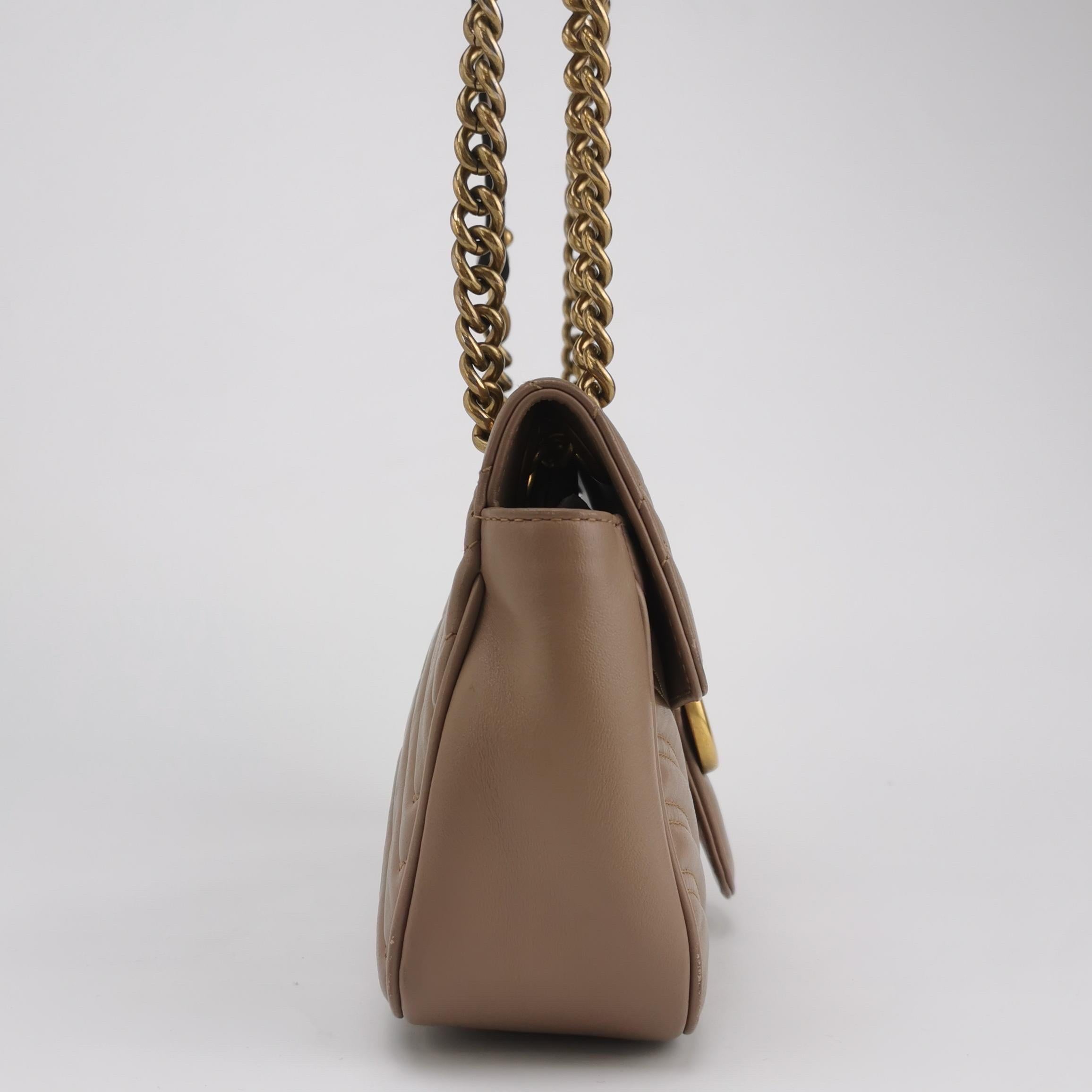 Marrone Gucci Marmont Small Flap Borsa in pelle di vitello beige Hardware oro in vendita
