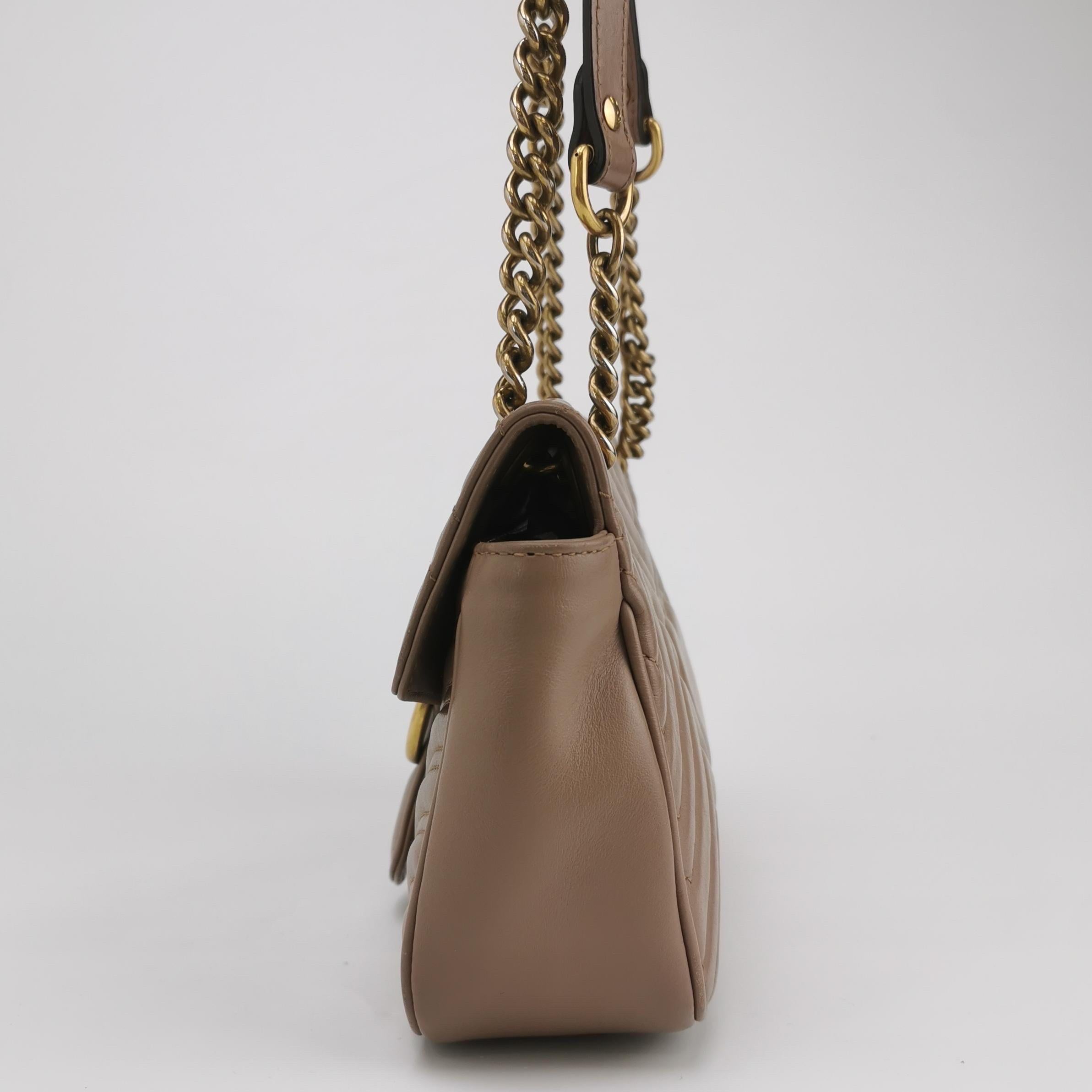Gucci Marmont Small Flap Borsa in pelle di vitello beige Hardware oro In condizioni buone in vendita a AUBERVILLIERS, FR