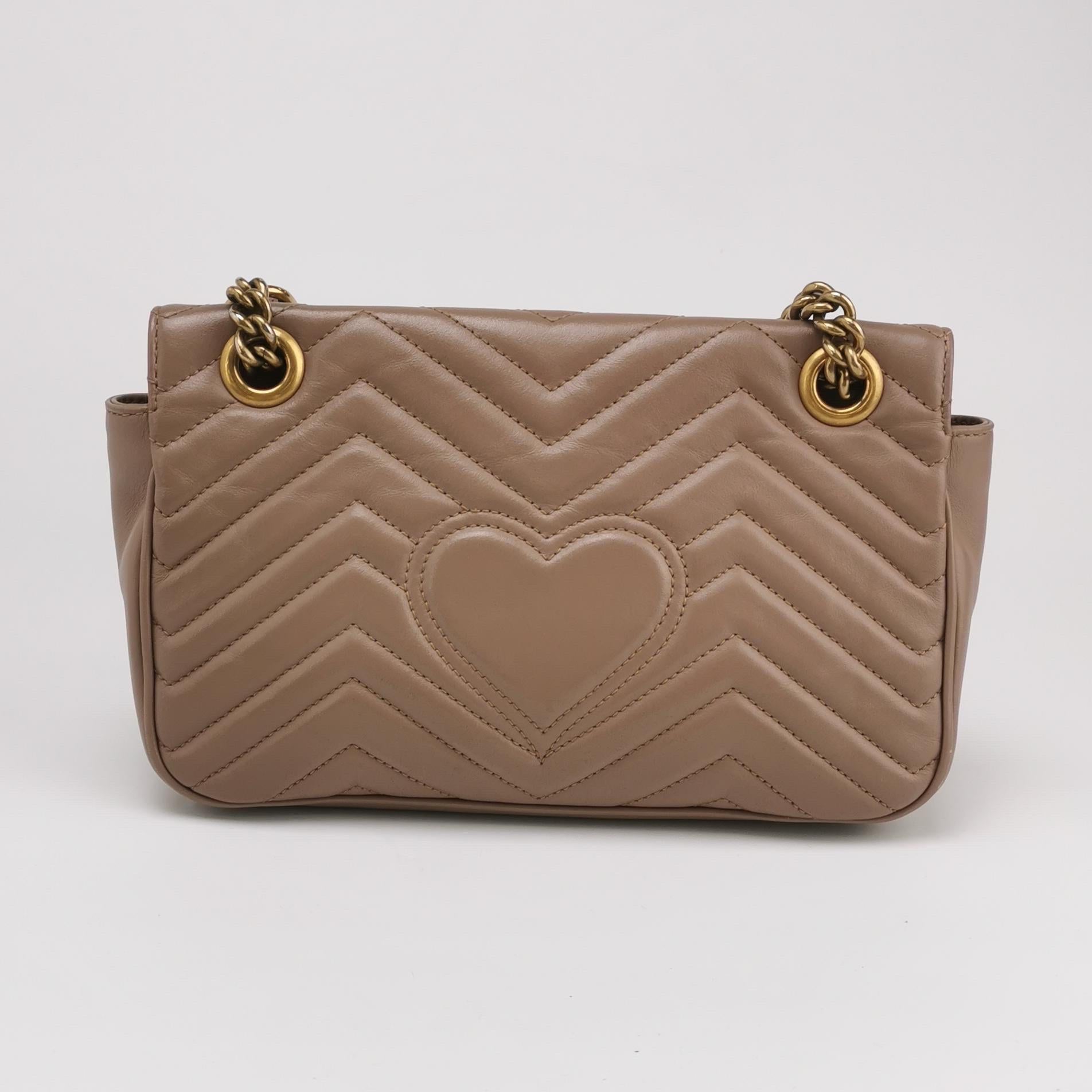 Donna Gucci Marmont Small Flap Borsa in pelle di vitello beige Hardware oro in vendita