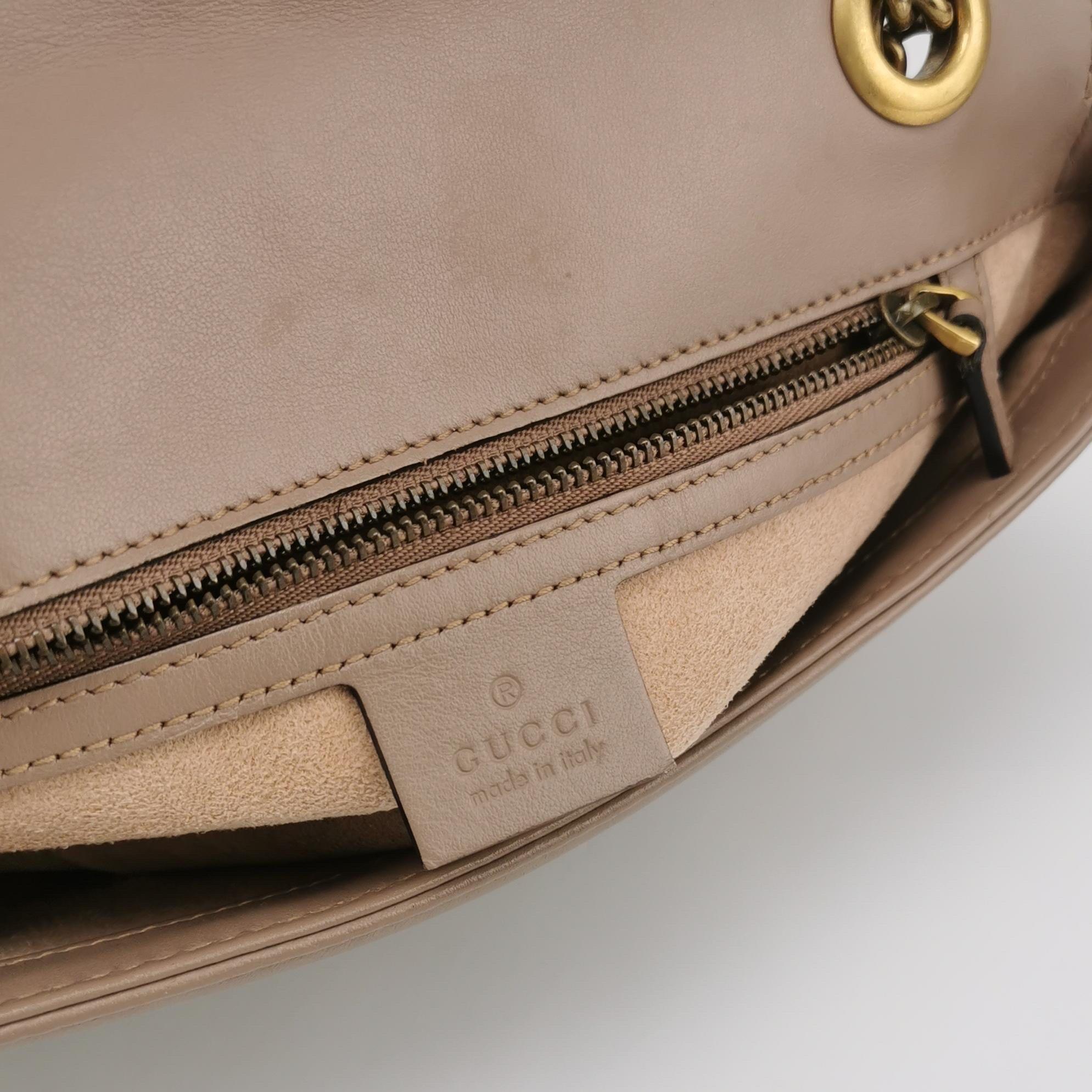 Gucci Marmont Small Flap Borsa in pelle di vitello beige Hardware oro in vendita 1