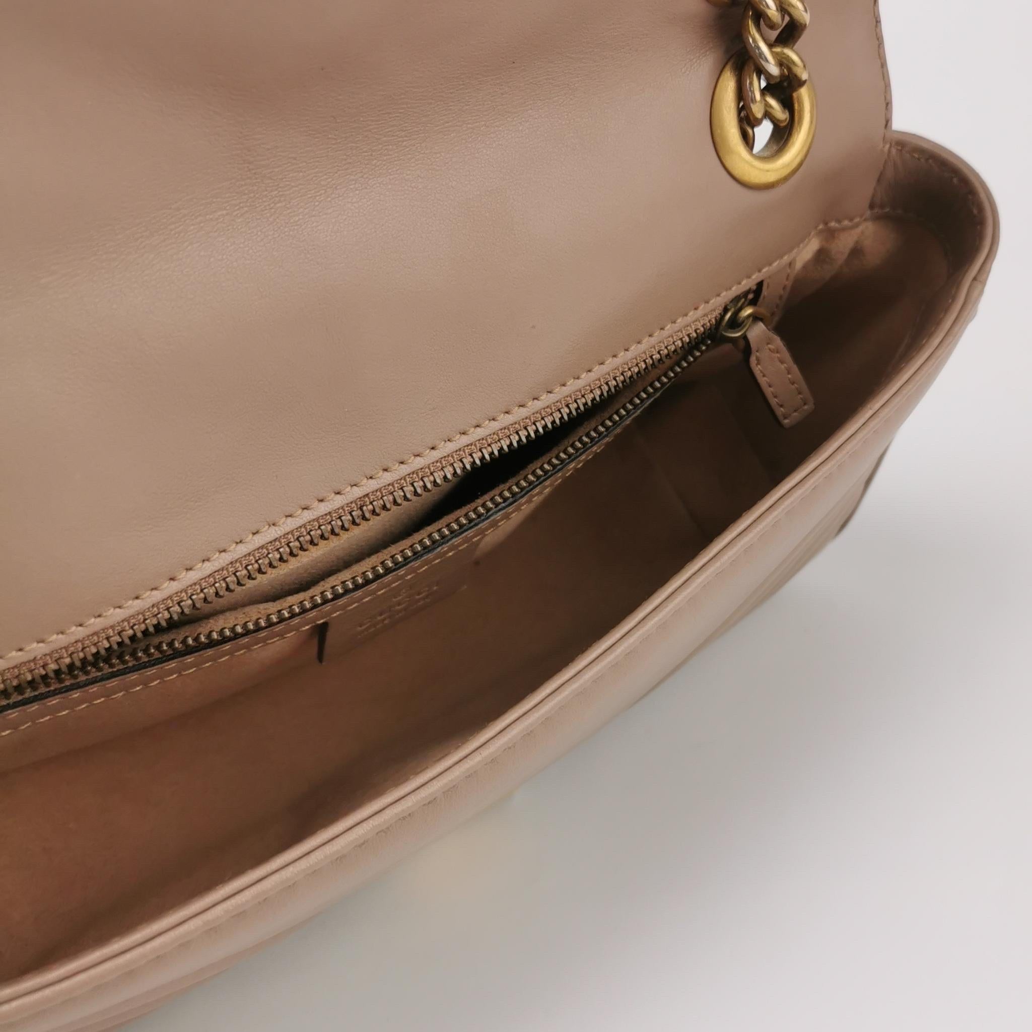 Gucci Marmont Small Flap Borsa in pelle di vitello beige Hardware oro in vendita 2
