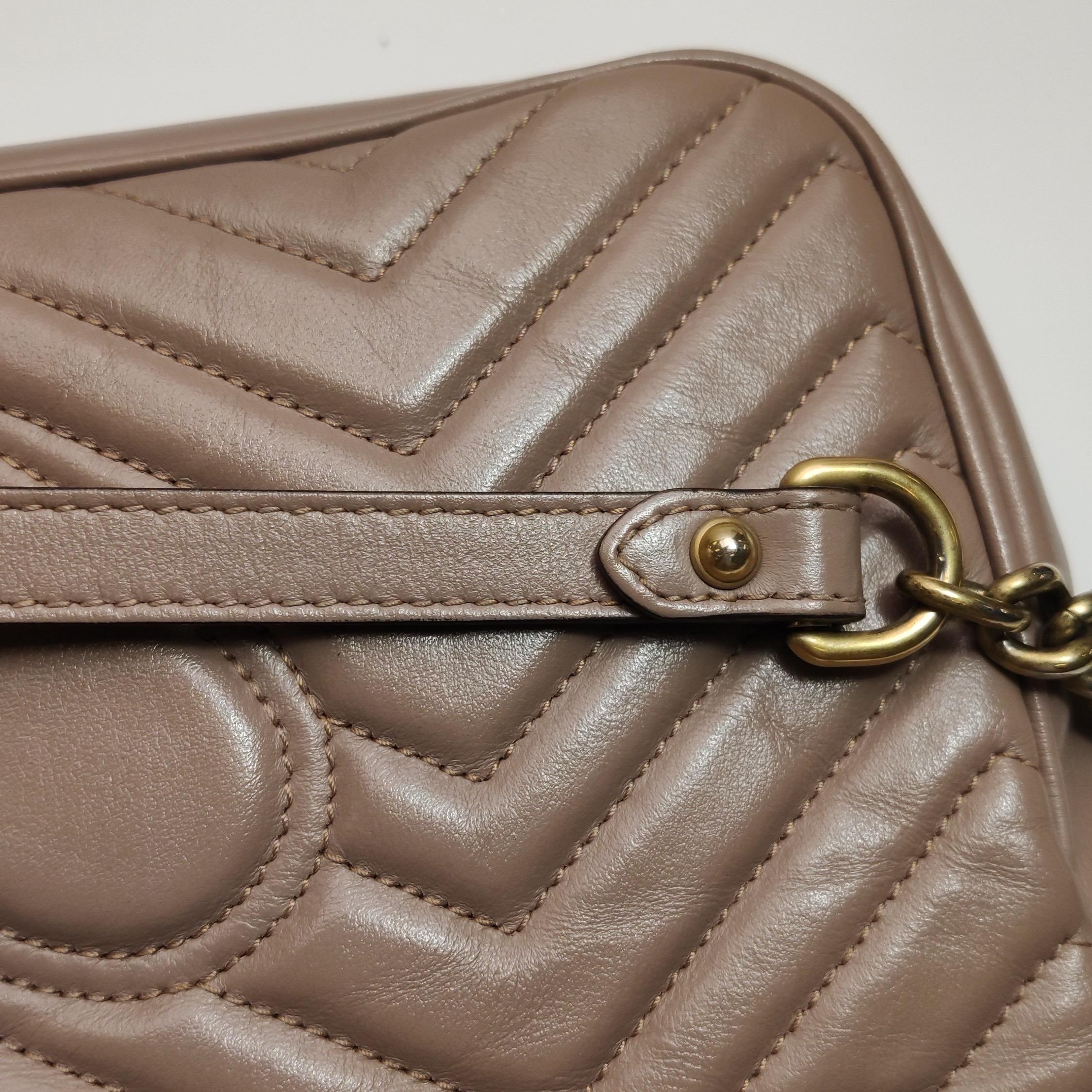 Gucci Marmont Small Flap Borsa in pelle di vitello beige Hardware oro in vendita 4