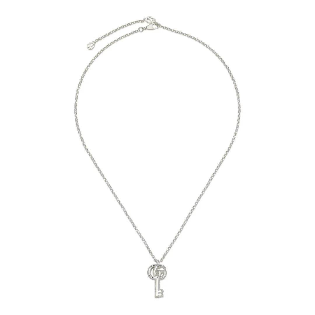Argento 925
Finitura lucida
Charme con chiave a doppia G
Chiusura a moschettone con doppia G
Lunghezza - 38 cm (regolabile a 42 cm)
Prodotto in Italia

Questa collana in argento sterling presenta una chiave con l'ormai riconoscibile Doppia G come