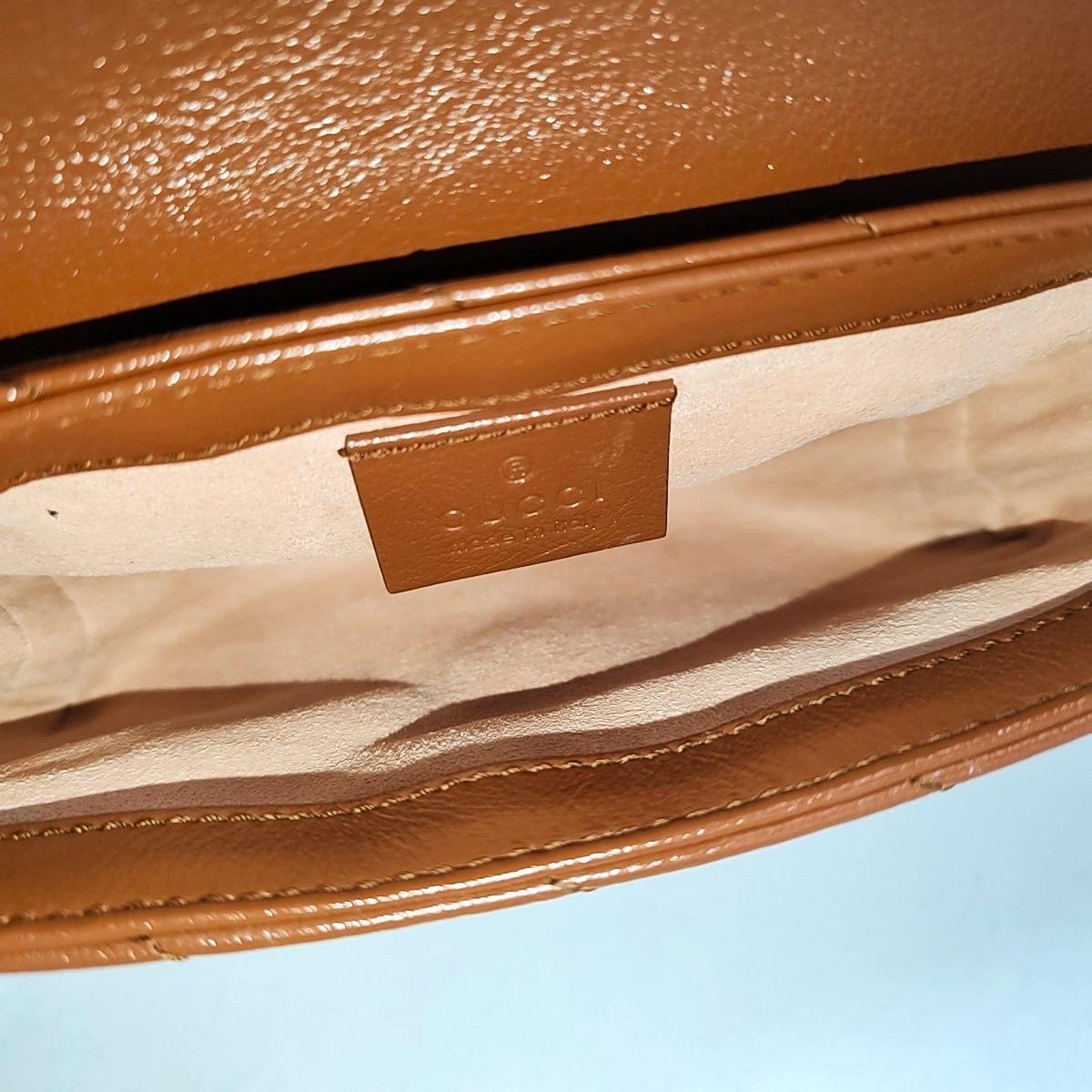 Gucci Marmont Super Mini Flap Chocolate Brown Leather Crossbody Bag en Excelente estado para la venta en AUBERVILLIERS, FR