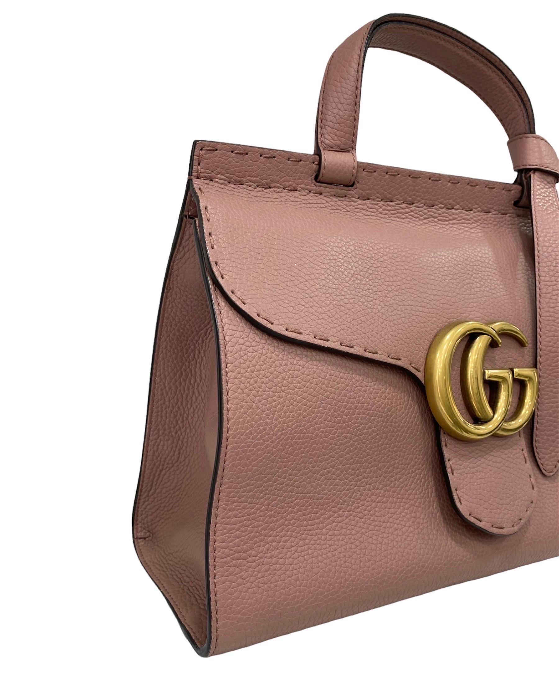 Gucci Top-Griff-Modell Tasche in mittlerer Größe in antiken rosa Farbe.

Ausgestattet mit einem Tragegriff und einem verstellbaren und abnehmbaren Schulterriemen aus Leder.

Verschluss mit verschließbarer Frontklappe. Sehr groß im Inneren.

Es