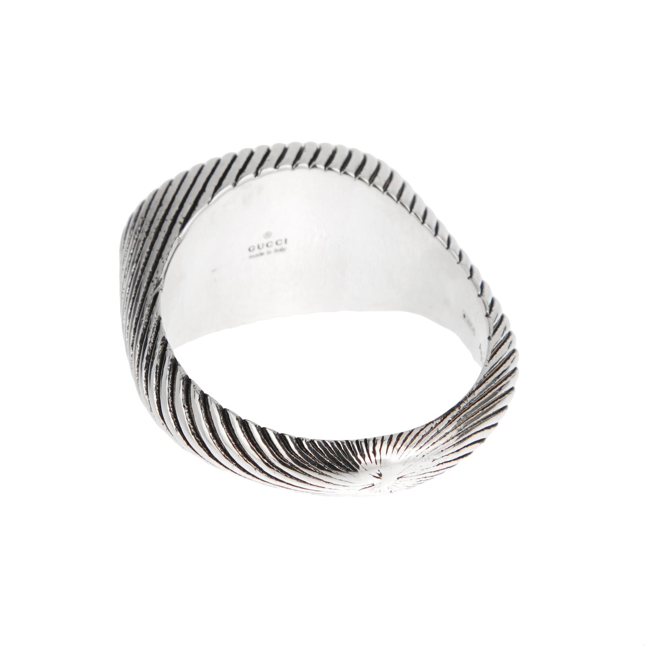 Dieser Gucci Marmont Ring aus reichhaltigem, antikisiertem Sterlingsilber verleiht Ihrem Alltagslook einen Hauch von Raffinesse. Das Design mit dem unverkennbaren, ineinandergreifenden Doppel-G-Motiv in der Mitte wird von einem gedrehten Rand mit