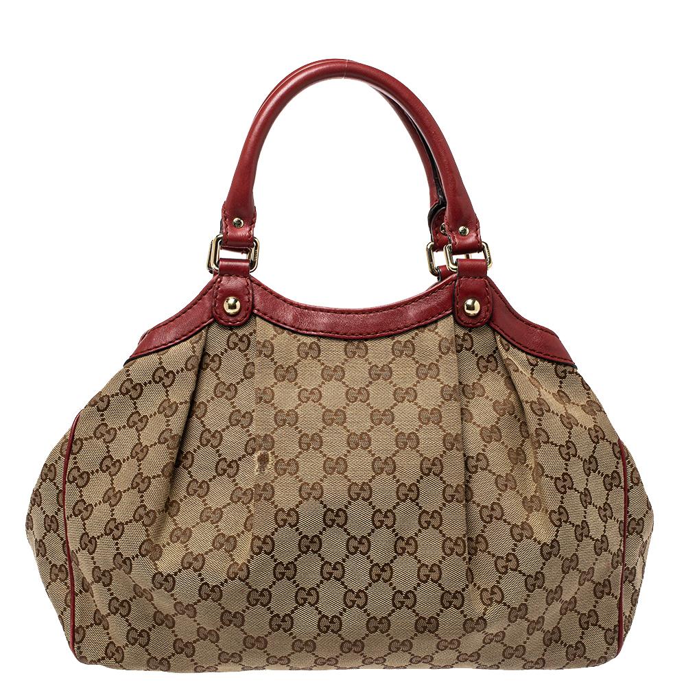 The Sukey is one of the best-selling designs from Gucci, and we believe you deserve to have one too. Crafted from GG canvas and leather in beige and maroon shades and equipped with a spacious interior, this bag is ideal for you and will work