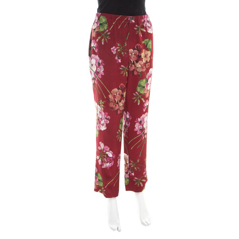 Become a trendsetter with these lovely pants from Gucci, These maroon pants are made of 100% silk and feature a blooms printed pattern all over them. They flaunt a simple structured silhouette and two pockets. Pair them with a ruffled top, block