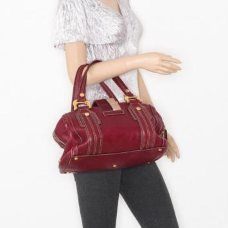 I dettagli iconici della Gucci Aviatrix la rendono una borsa Gucci interessante e imperdibile. Questa borsa combina la morbida pelle martellata di colore marrone con le classiche strisce in tessuto rosso e rosa di Gucci. L'esterno dell'Aviatrix