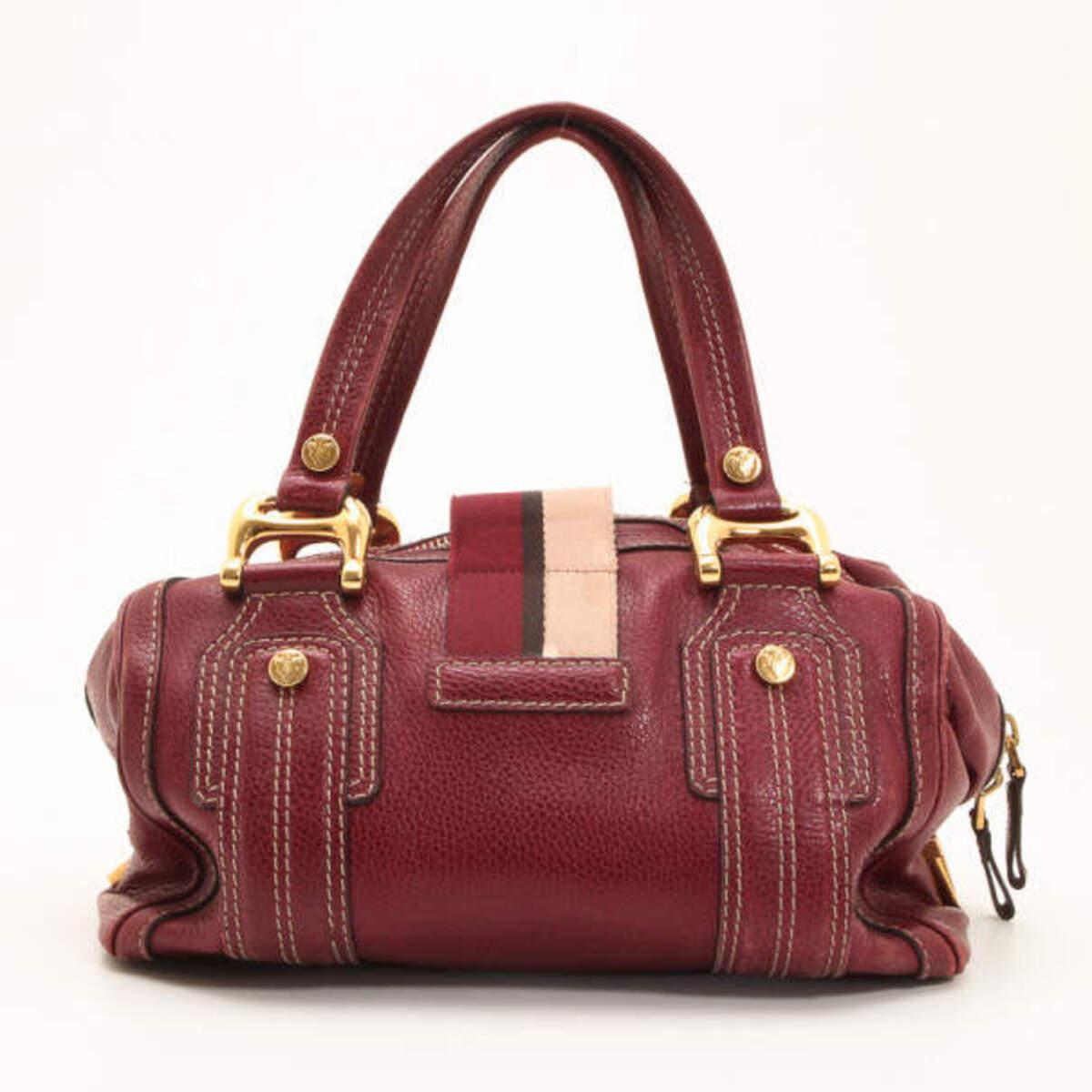 Les détails emblématiques de l'Icone de Gucci en font un sac à main Gucci intéressant et incontournable. Cette sacoche associe un cuir grainé marron souple à la bordure rayée rouge et rose classique de Gucci. L'extérieur de l'Aviatrix est doté de la