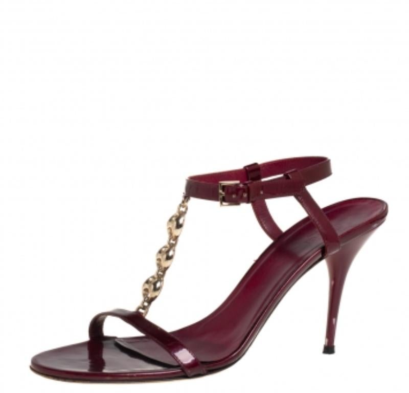 Gucci Maroon Patent Leather Chain T-Strap Ankle Strap Sandals Size 40 In Fair Condition For Sale In Dubai, Al Qouz 2