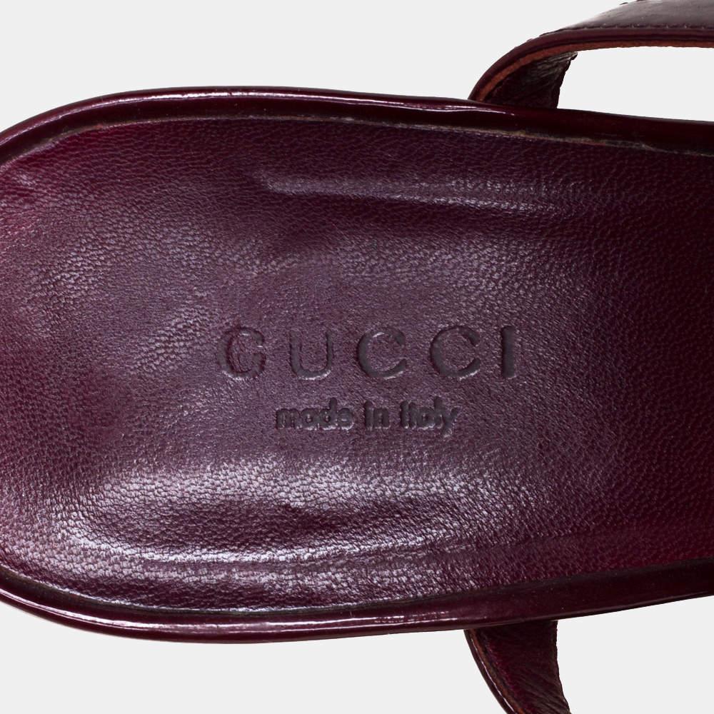 Gucci Maroon Patent Leather Chain T-Strap Ankle Strap Sandals Size 40 en vente 1