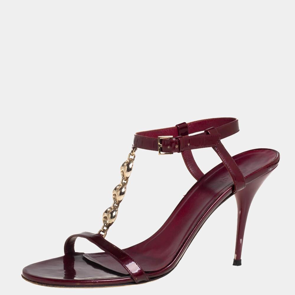 Gucci Maroon Patent Leather Chain T-Strap Ankle Strap Sandals Size 40 For Sale 2