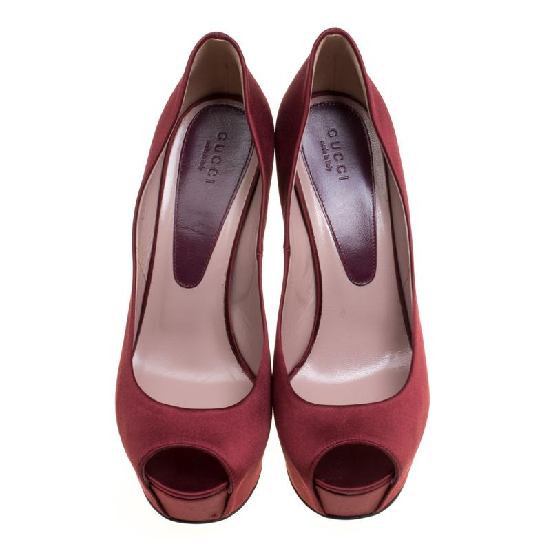 You can always count on Gucci when it comes to making a statement and these Lili pumps are a testimony to that. The maroon pumps are crafted from rich satin and feature a peep toe silhouette. They flaunt leather lined insoles, a 13.5 cm heel and