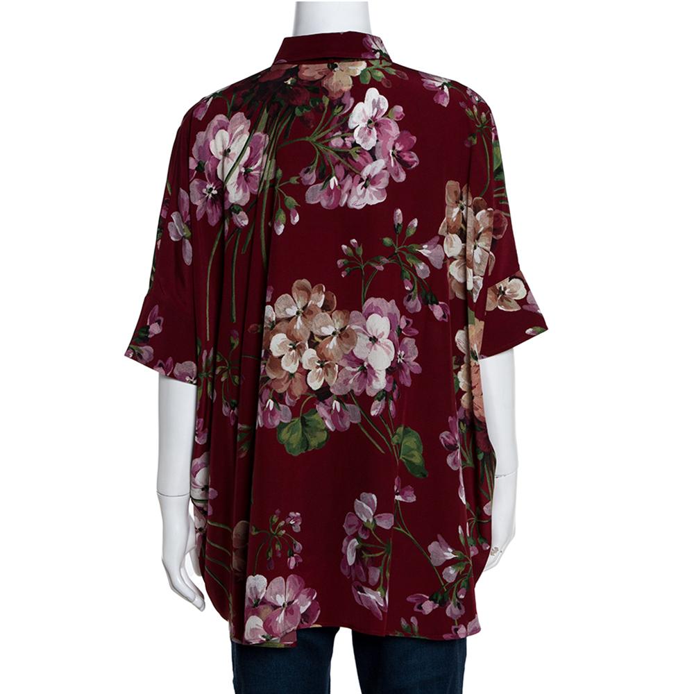 Create an ultra-chic look that is sure to stand out with this Gucci cape shirt. Constructed in printed burgundy silk, this creation is tailored in a relaxed silhouette and features a classic collar detailed with a ribbon fastening and buttoned