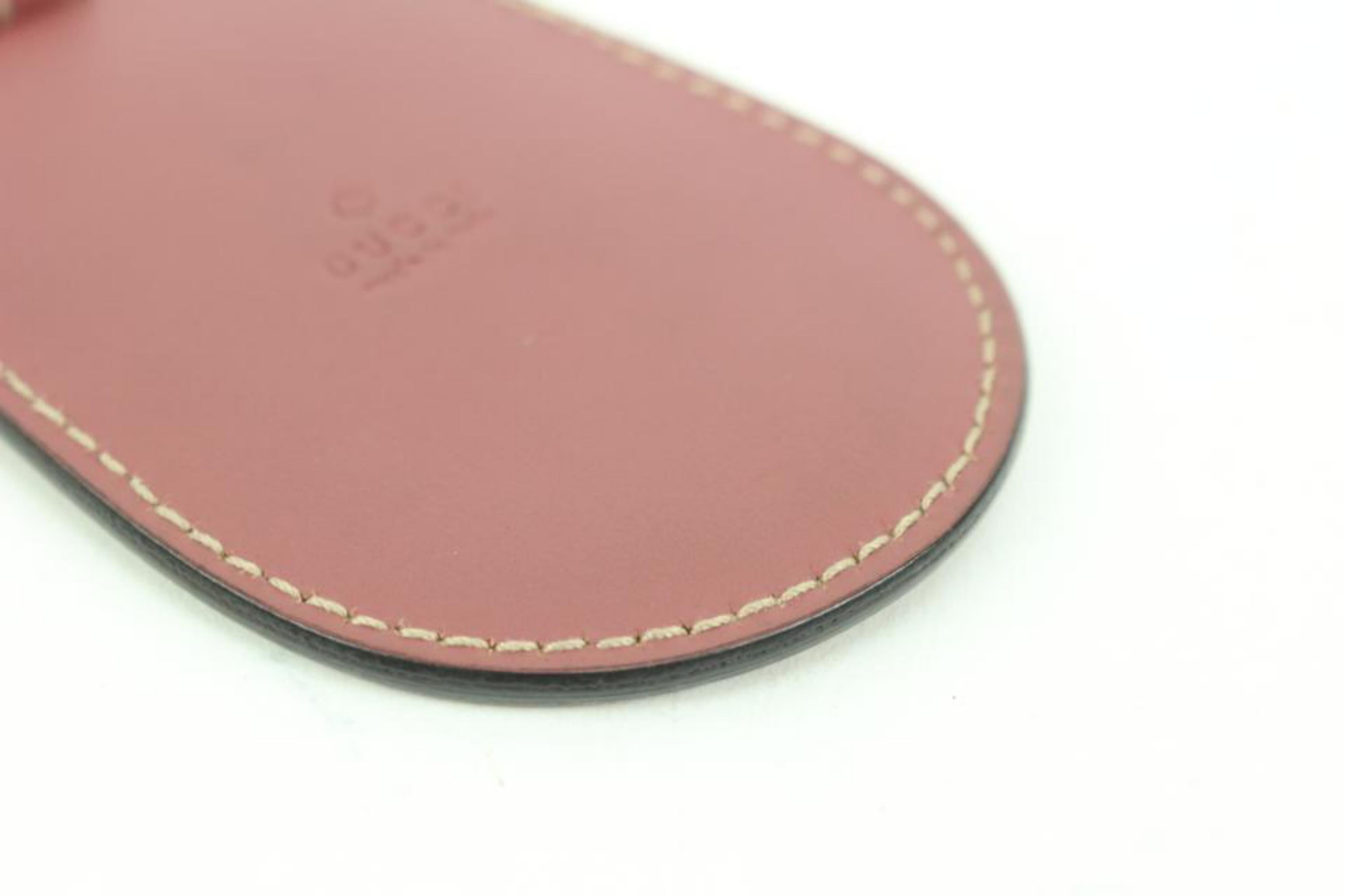 Gucci - Breloque de sac à main clochette en cuir mauve avec étiquette de bagage 20g427 en vente 2