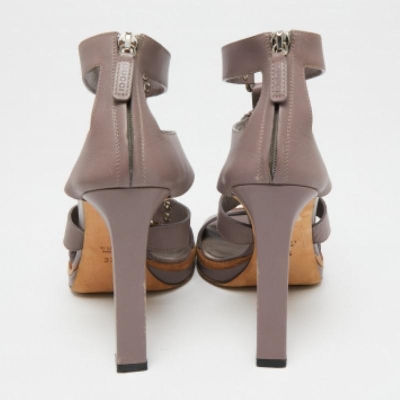 Gucci Mauve Leather Studded Gladiator Sandals Size 37.5 In Good Condition For Sale In Dubai, Al Qouz 2