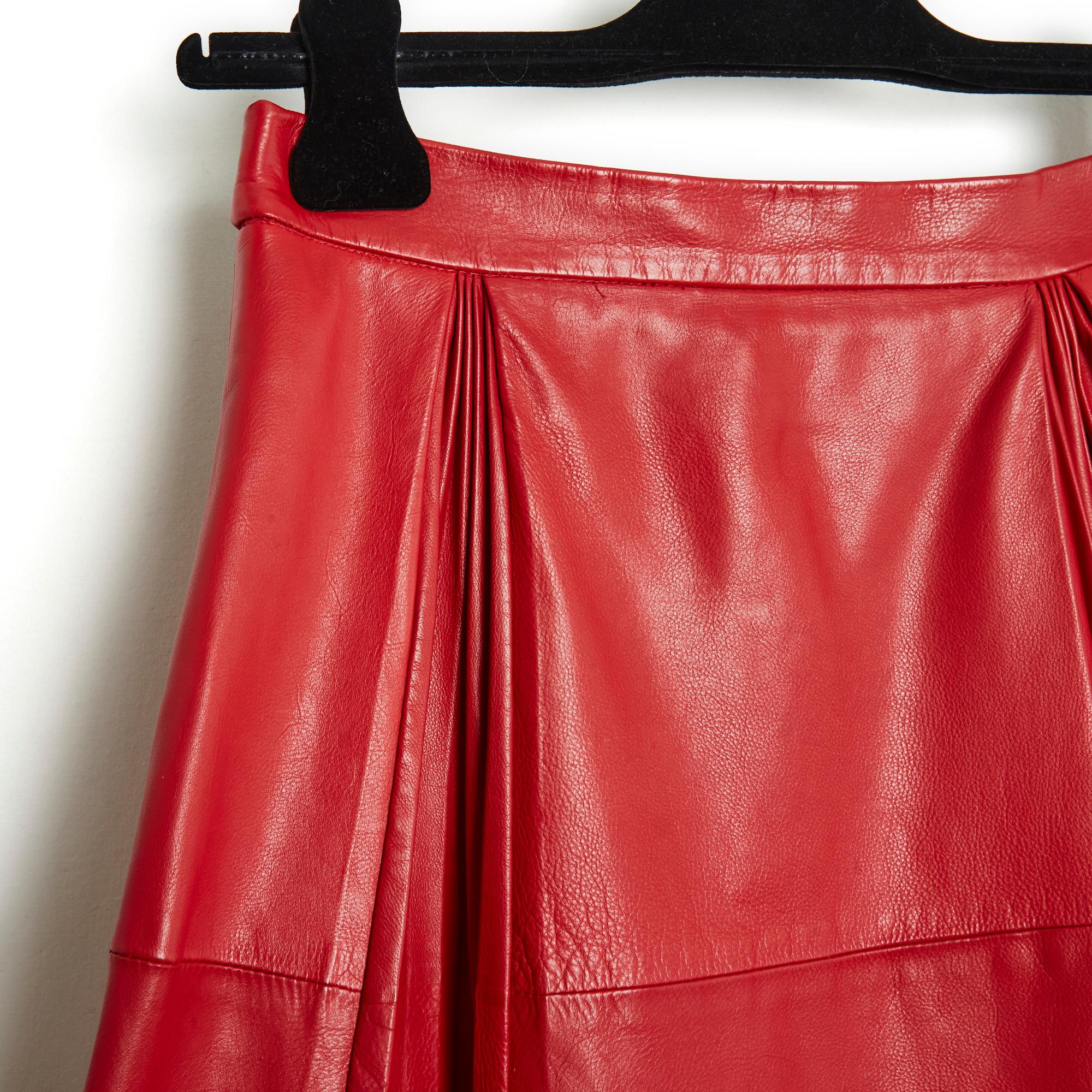 Gucci skirt in red leather (ultra soft), high waist, 1 pleated pleat on each side at the front and back, length above the ankle, matching silk crepe lining, zip and hook closure. Size 40IT or 36FR: size 33 cm, length 86 cm. The skirt has been worn