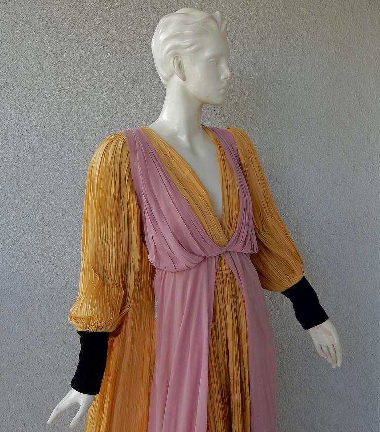 Gucci Medieval-inspiriertes Kleid aus Seide mit Taschentuchsaum und Taschentuchsaum im Angebot 2
