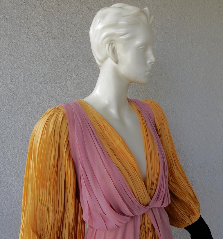 Gucci Medieval-inspiriertes Kleid aus Seide mit Taschentuchsaum und Taschentuchsaum im Angebot 3