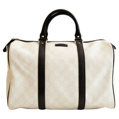 Gucci - Sac Joy Boston de taille moyenne en toile blanche enduite GG et bordure en cuir noir