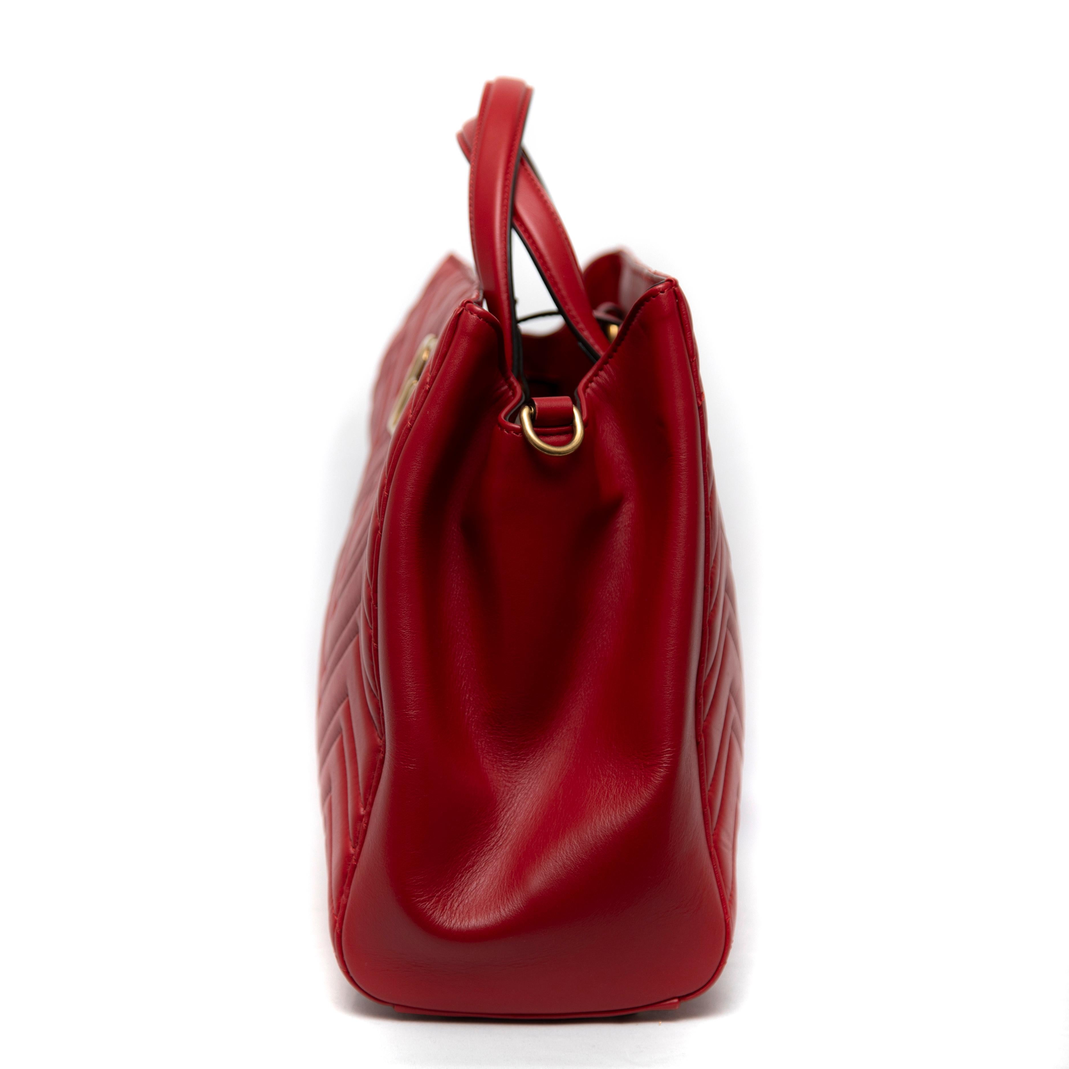 Gucci Medium Red G Marmont Matelassé Tote Bag with Gold-Toned Double G Hardware In Excellent Condition In West Hartford, CT