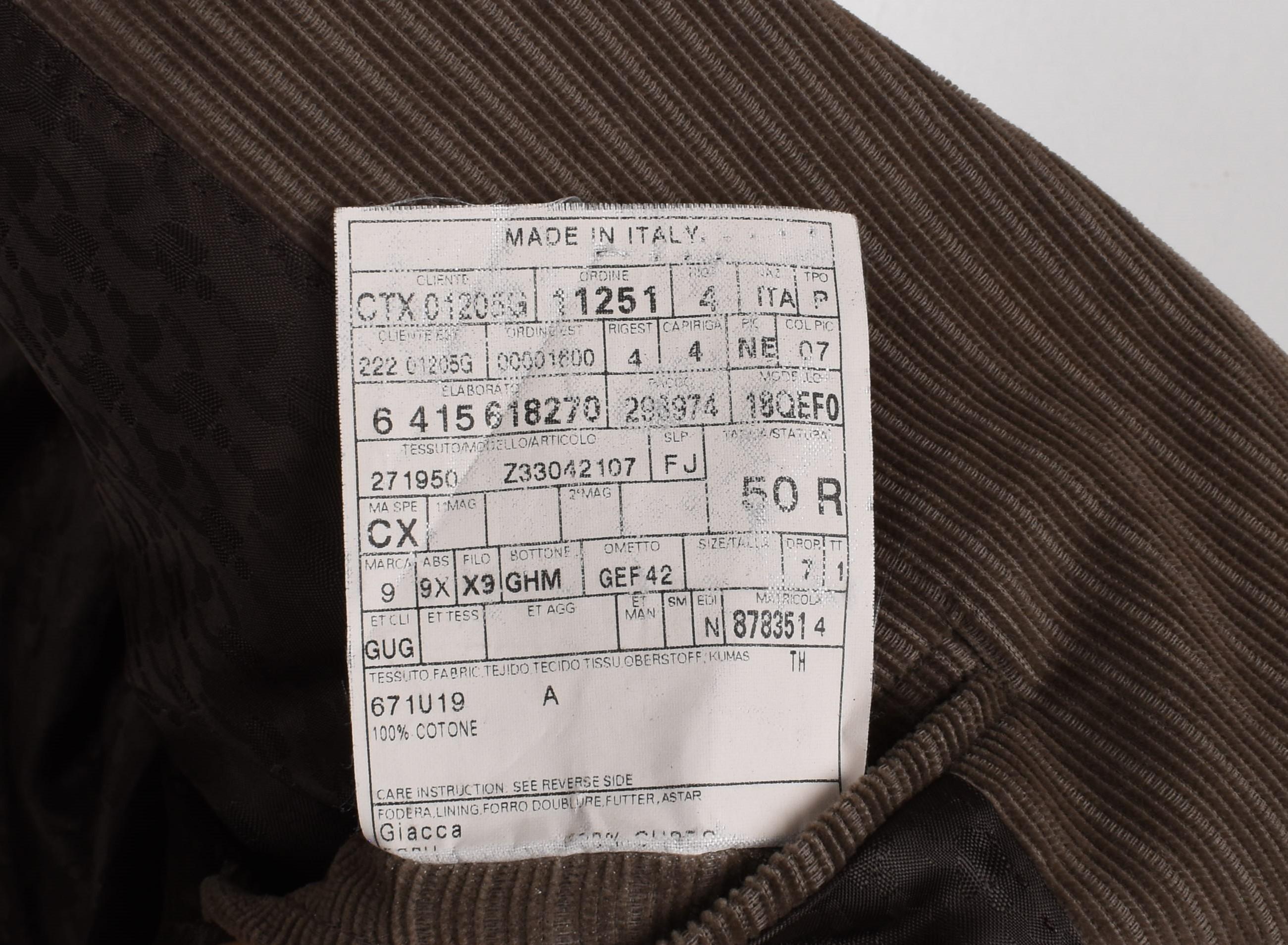 Prüfen Sie meine anderen Angebote. Habe viele weitere Designerkleidung zu verkaufen. Offen für alle Angebote.
Artikel zum Verkauf ist 100% echte Gucci Cord Blazer Männer Jacke, S1647, ASH0
Farbe: Braun
(Eine tatsächliche Farbe kann ein wenig