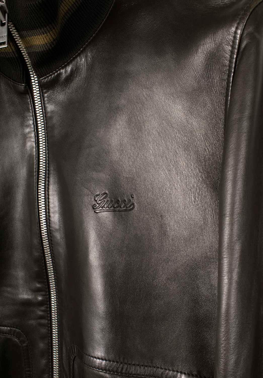 Controlla le mie altre inserzioni. Ho molti altri abiti firmati in vendita. Aperto a qualsiasi offerta.
L'articolo in vendita è una giacca Gucci Bomber da uomo autentica al 100%, TRNU0
Colore: marrone
(Il colore effettivo può variare leggermente a