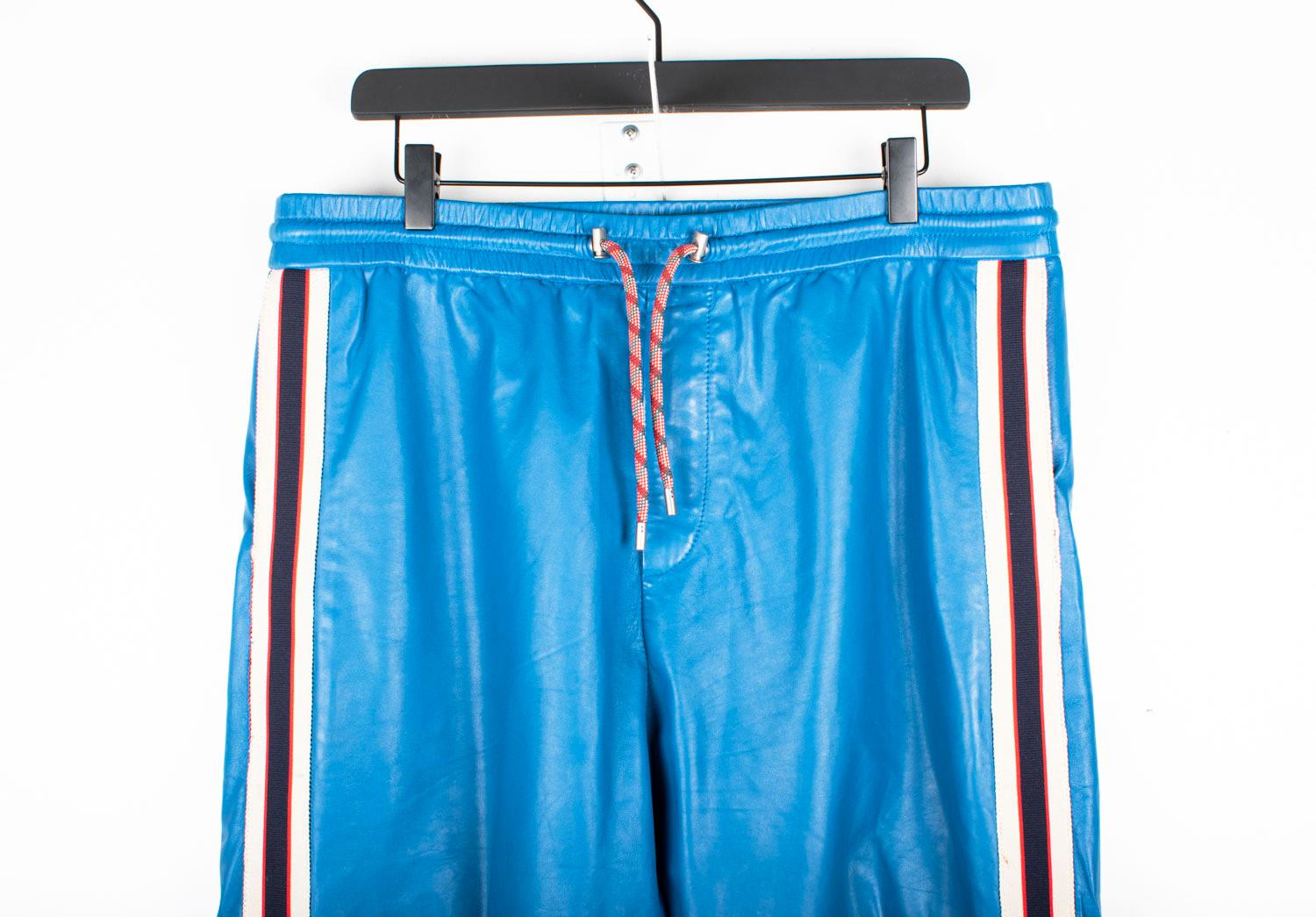 Prüfen Sie meine anderen Angebote. Habe viele weitere Designerkleidung zu verkaufen. Offen für alle Angebote.
Zum Verkauf steht eine 100% echte Gucci Casual Lederhose, S1484, DDU5
Farbe: Blau
(Eine tatsächliche Farbe kann ein wenig variieren