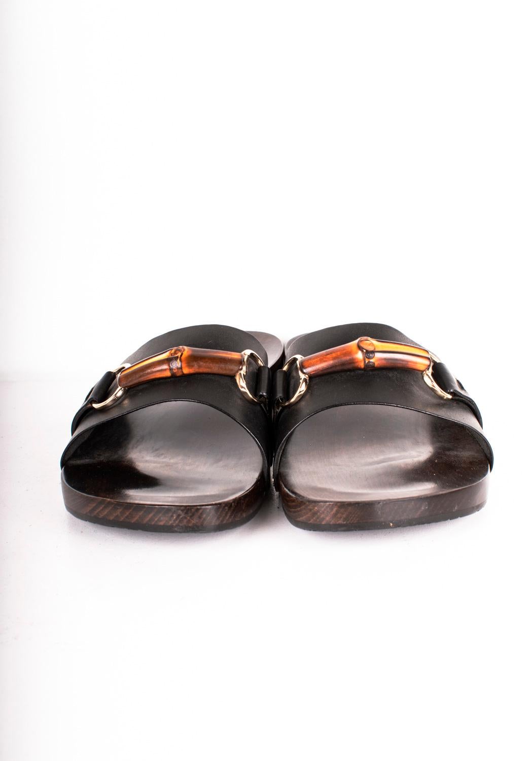 Consultez mes autres annonces. A beaucoup d'autres vêtements de marque à vendre. Ouvert à toutes les offres.
L'article mis en vente est 100% authentique Gucci Mules Heavy Men Shoes, PE5
Couleur : noir
(La couleur réelle peut varier légèrement en