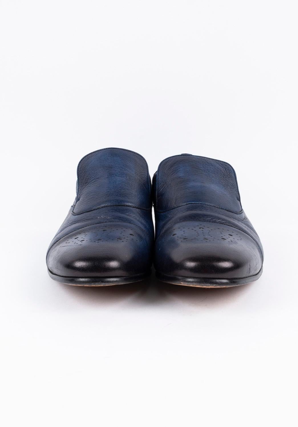 Controlla le mie altre inserzioni. Ho molti altri abiti firmati in vendita. Aperto a qualsiasi offerta.
L'articolo in vendita è 100% autentico Gucci Besoke Deer Skin Men Shoes Loafers, S1233, SE7
Colore: blu
(Il colore effettivo può variare