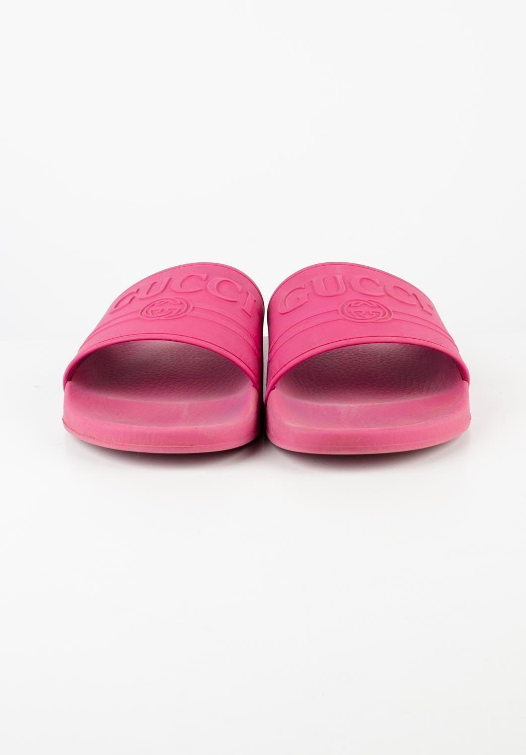 Controlla le mie altre inserzioni. Ho molti altri abiti firmati in vendita. Aperto a qualsiasi offerta.
L'articolo in vendita è 100% autentico Gucci Casual Summer Men Slides, S831, PE9
Colore: rosa
(Il colore effettivo può variare leggermente a