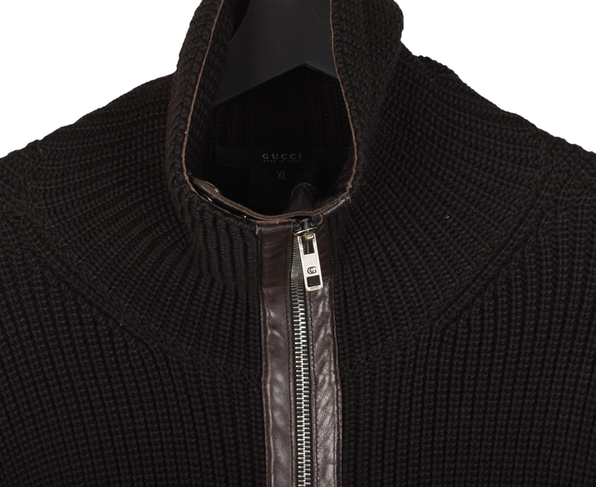 Consultez mes autres annonces. A beaucoup d'autres vêtements de marque à vendre. Ouvert à toutes les offres.
L'article mis en vente est 100% authentique Gucci by Tom Ford Heavy knit Men Sweater, S1394, VITR7
Couleur : marron
(La couleur réelle peut