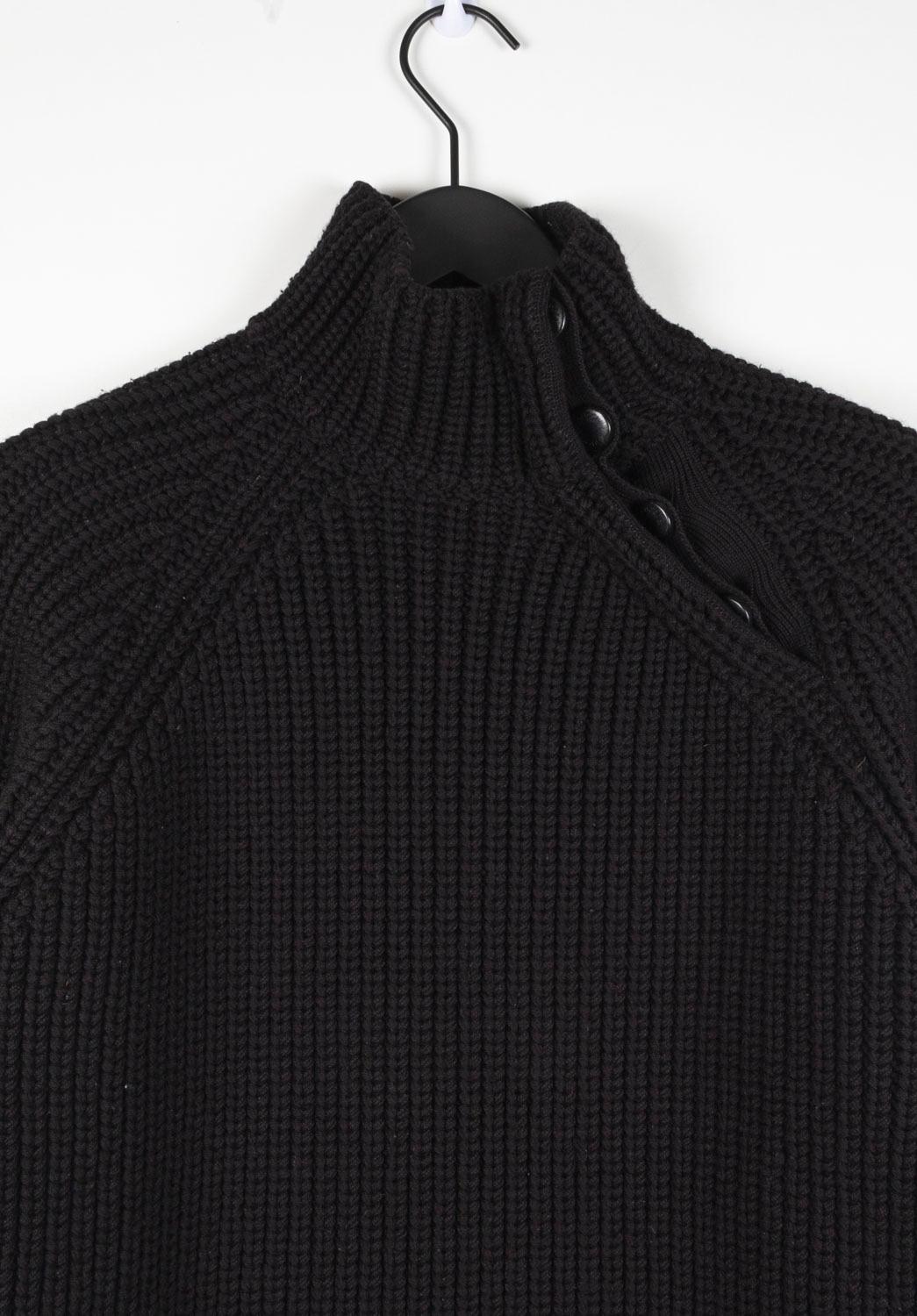 Check my other listings. Have many more designer clothes for sale. Open to any offers.
Item for sale is 100% genuine Gucci by Tom Ford Heavy Knit Men Sweater, S1319, VITR3
Color: black
(An actual color may a bit vary due to individual computer