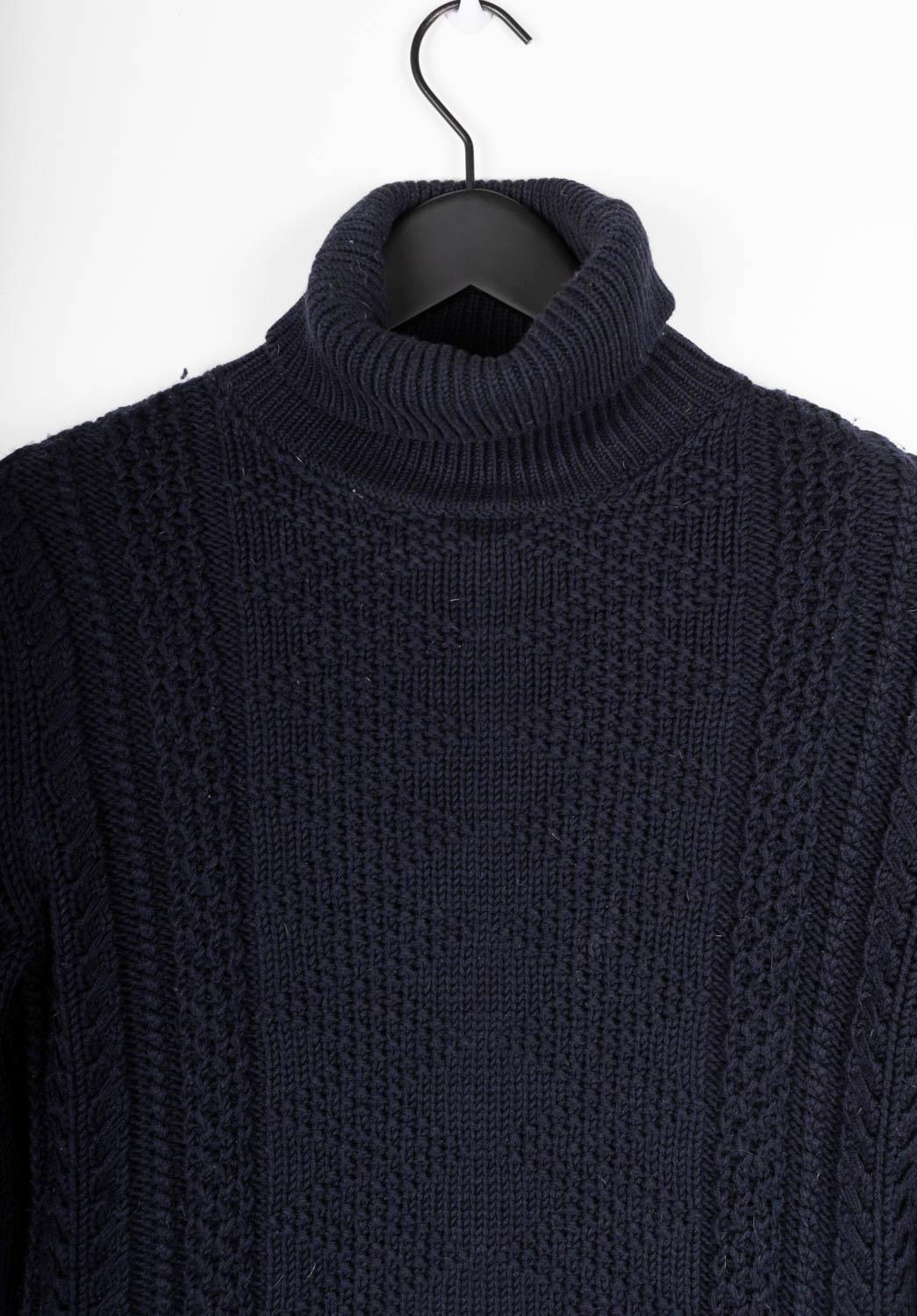 Prüfen Sie meine anderen Angebote. Habe viele weitere Designerkleidung zu verkaufen. Offen für alle Angebote.
Artikel zum Verkauf ist 100% echt Gucci by Tom Ford Turtle neck vintage Men Sweater, S1335, VIVI1
Farbe: blau
(Eine tatsächliche Farbe kann