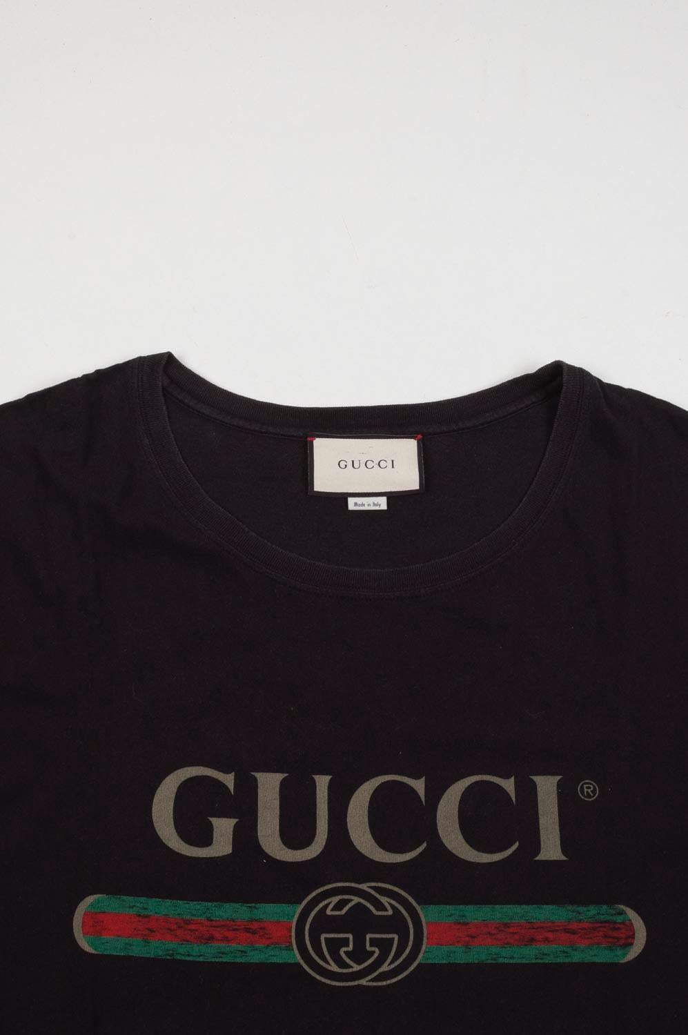Item for sale is 100% genuine Gucci Men T-Shirt, S320
Color: Black
(An actual color may a bit vary due to individual computer screen interpretation)
Material: 100% cotton
Tag size: M
This t shirt is great quality item. Rate 9 of 10, excellent used