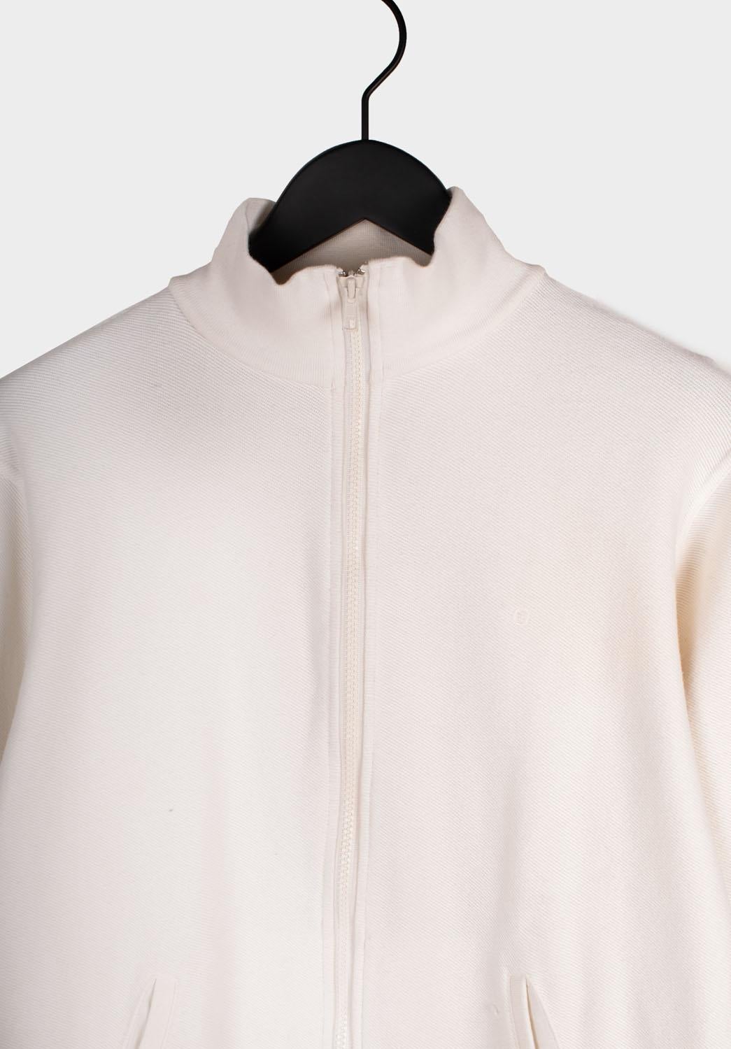 Controlla le mie altre inserzioni. Ho molti altri abiti firmati in vendita. Aperto a qualsiasi offerta.
L'articolo in vendita è 100% autentico Gucci Track Jacket Men Jumper, DU2
Colore: bianco
(Il colore effettivo può variare leggermente a causa