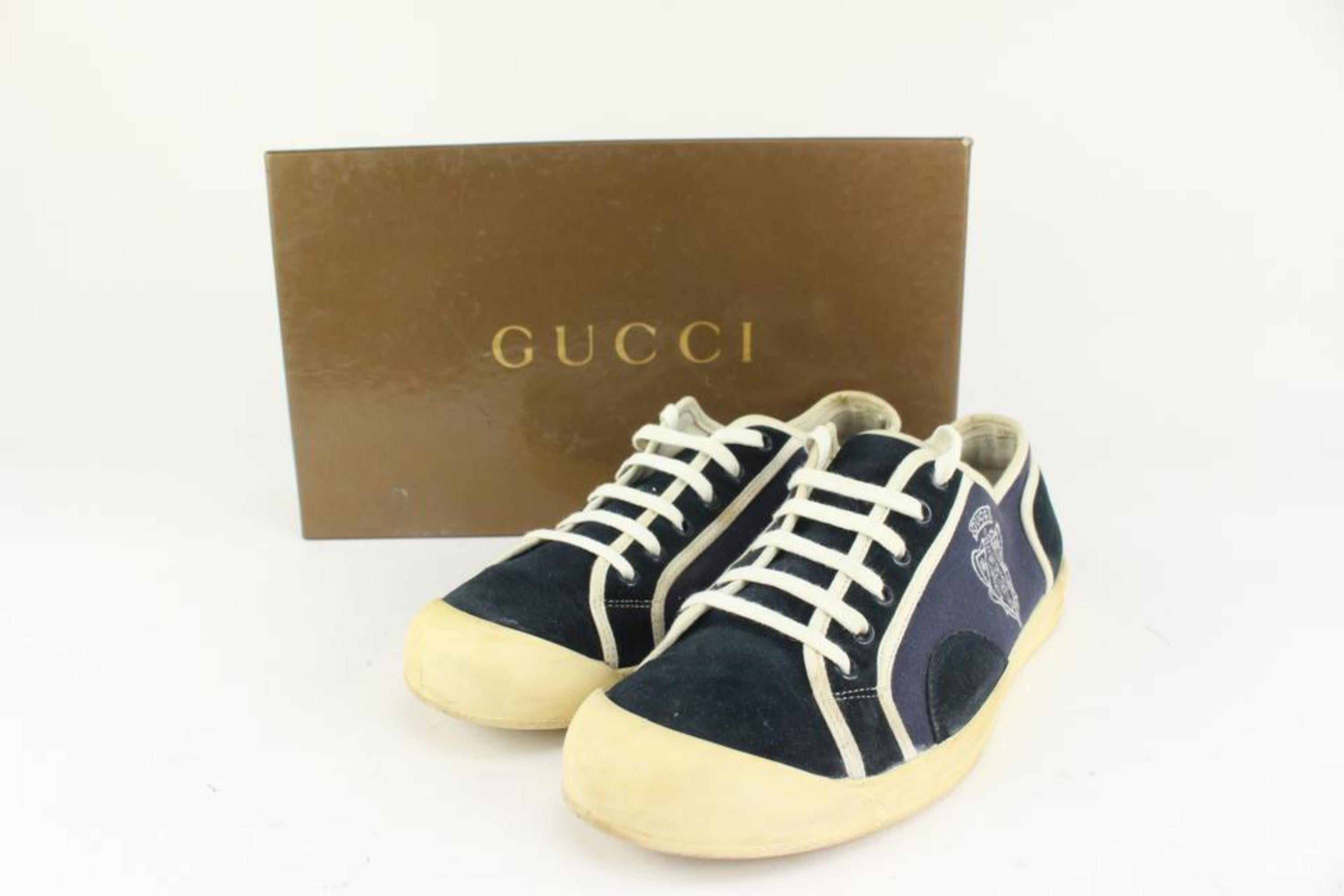 Gucci Mens 9 US Navy Suede Crest Logo GG Sneaker 126g8
Date Code/Serial Number: 190260
Made In: Italy
Measurements: Length:  11.5