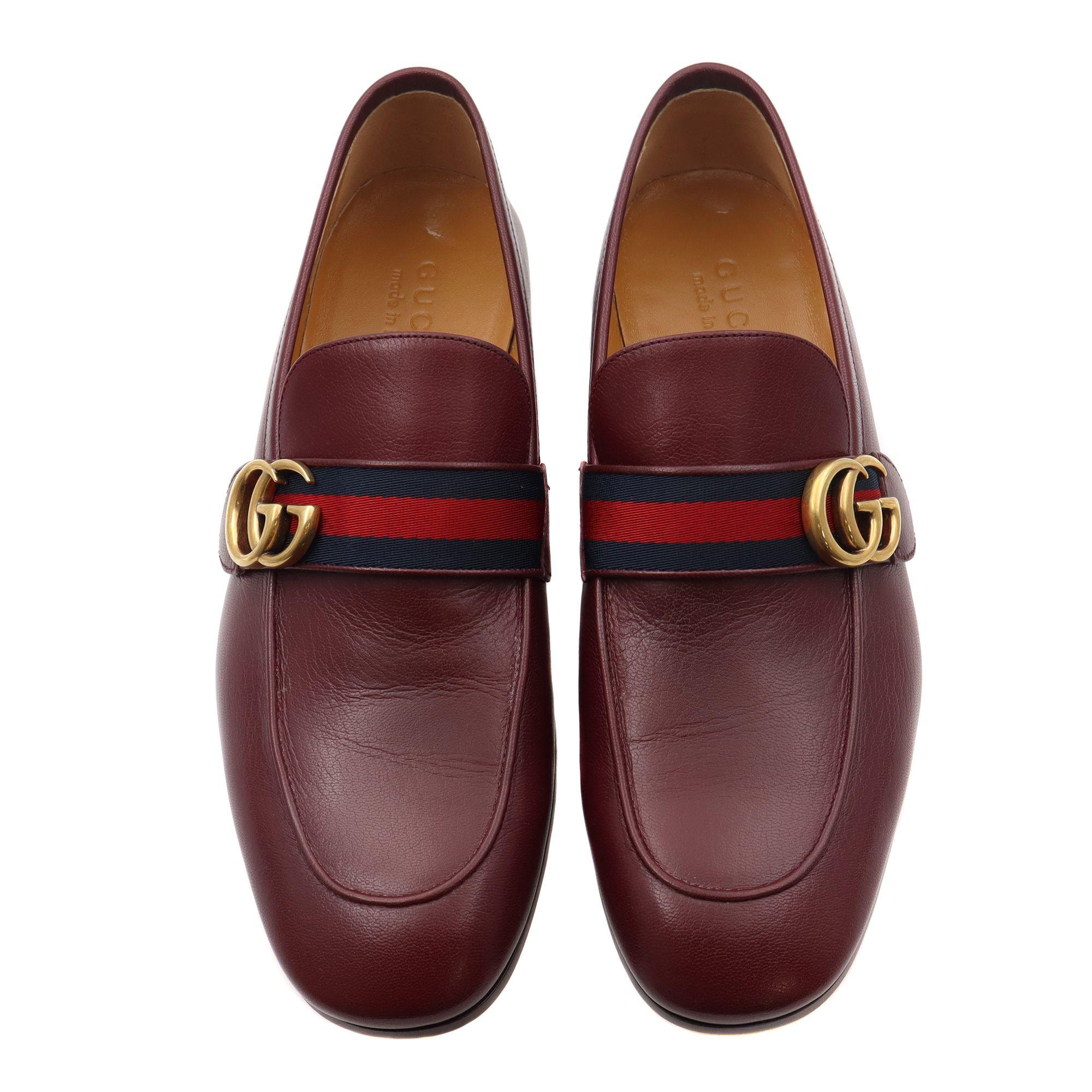 One of the most popular and iconic of the Gucci loafers in a burgundy color. New condition. Shoe box and Gucci shoe dust bags are included. Guaranteed to be 100% authentic. Men's Size 8.
Gucci 