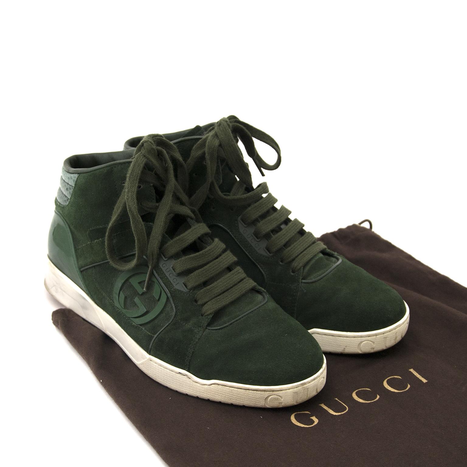 Good condition

Estimated Retail Price: €450

Gucci Men's Green Hitop Trainer with Interlocking G Detail - size EU41

The perfect trainers for men or women on the go? Found them! These dark green suede sneakers feature snake print and vinyl leather